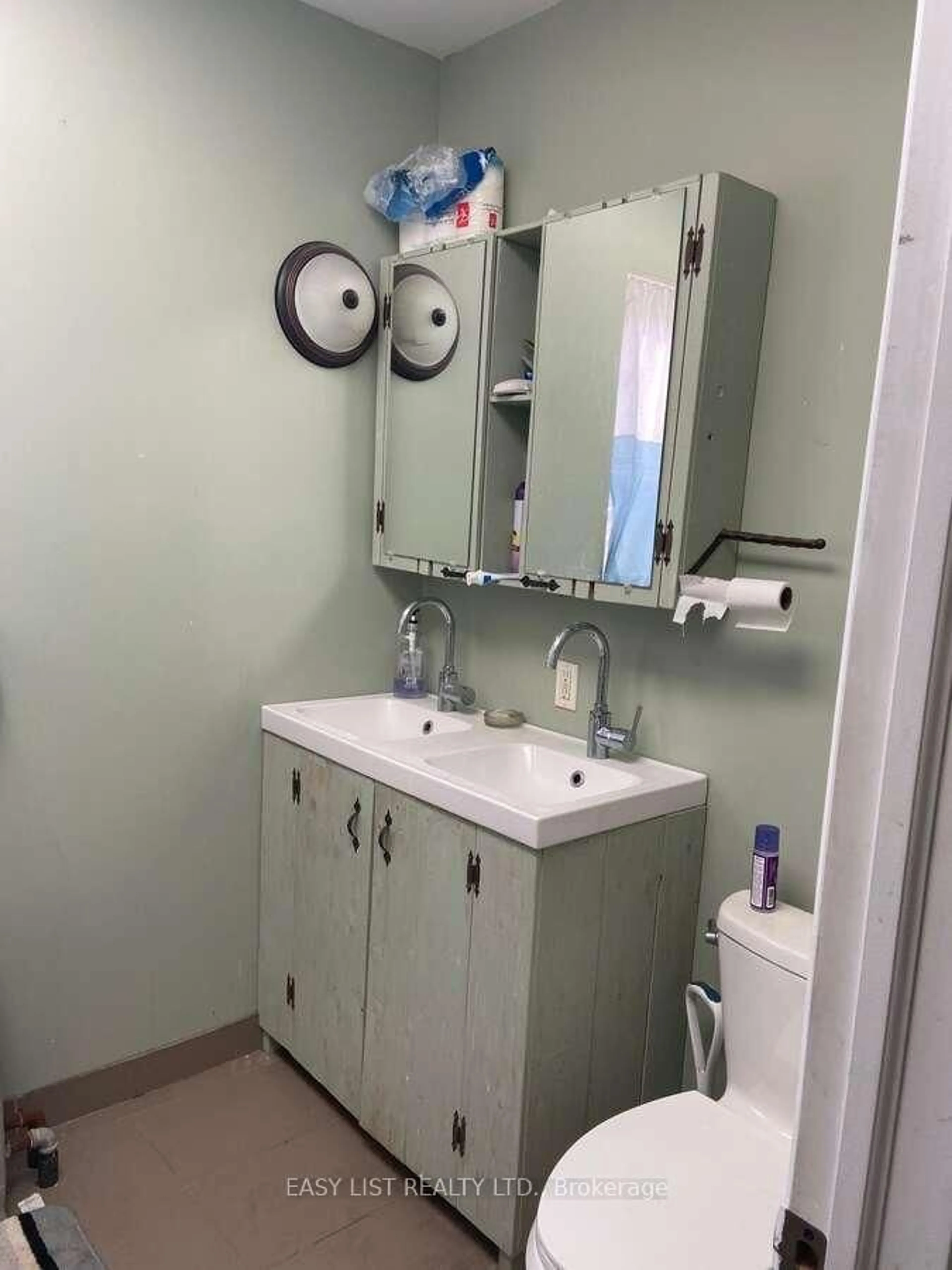 Standard bathroom, unknown for 10 Fairbank Ave, Toronto Ontario M6E 3Y4