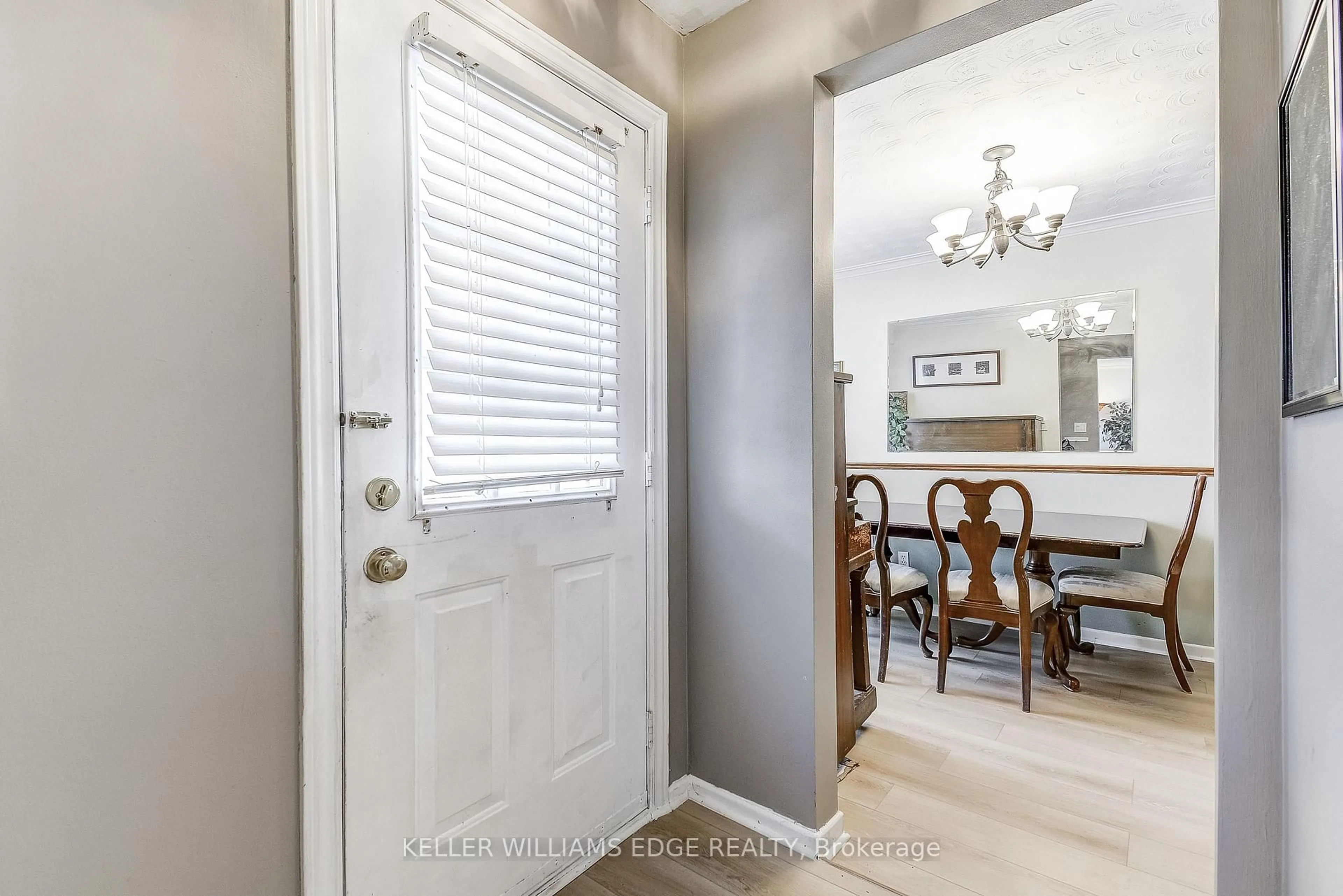 Indoor entryway for 2145 Sandringham Dr, Burlington Ontario L7P 1T8