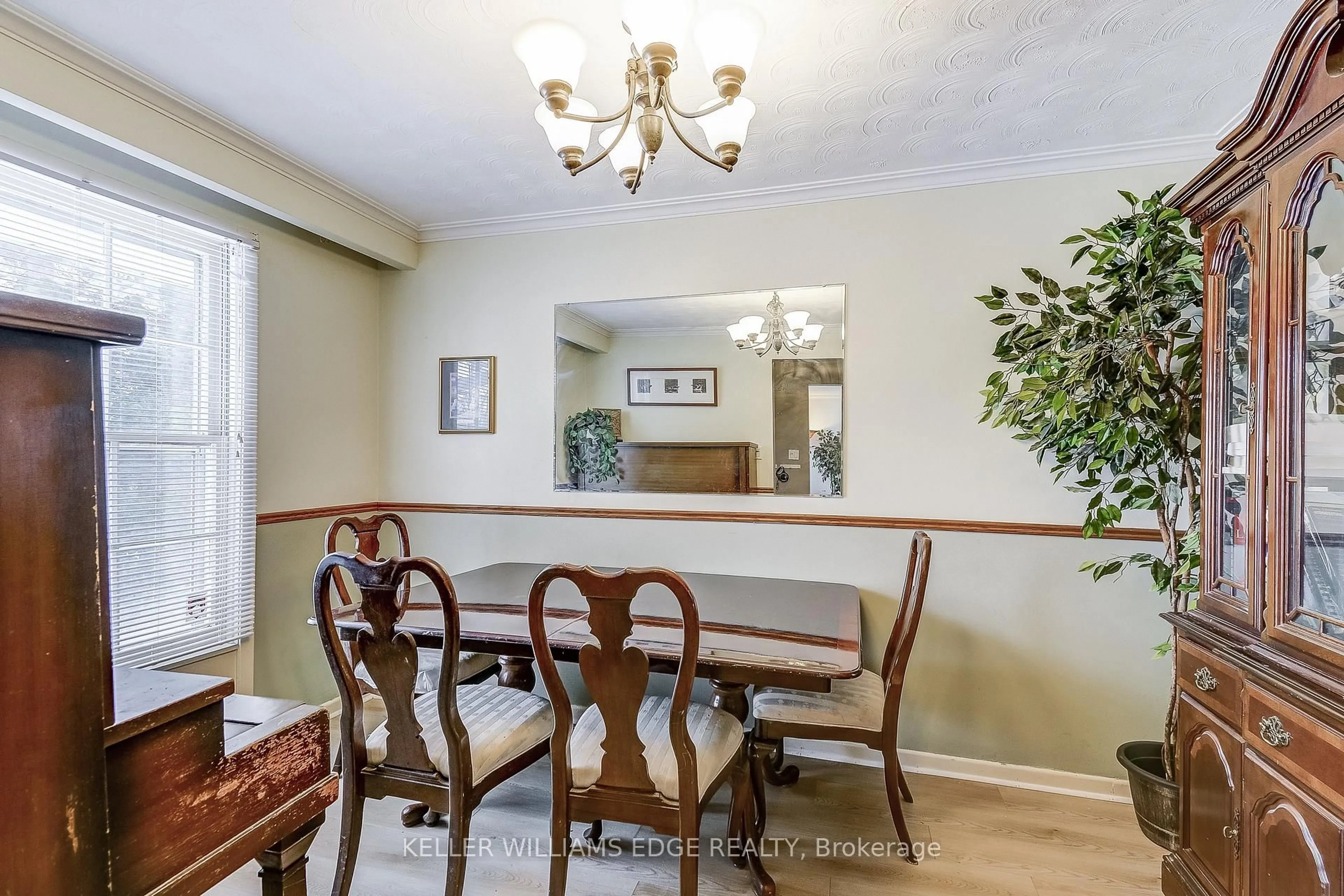 Dining room, wood/laminate floor for 2145 Sandringham Dr, Burlington Ontario L7P 1T8