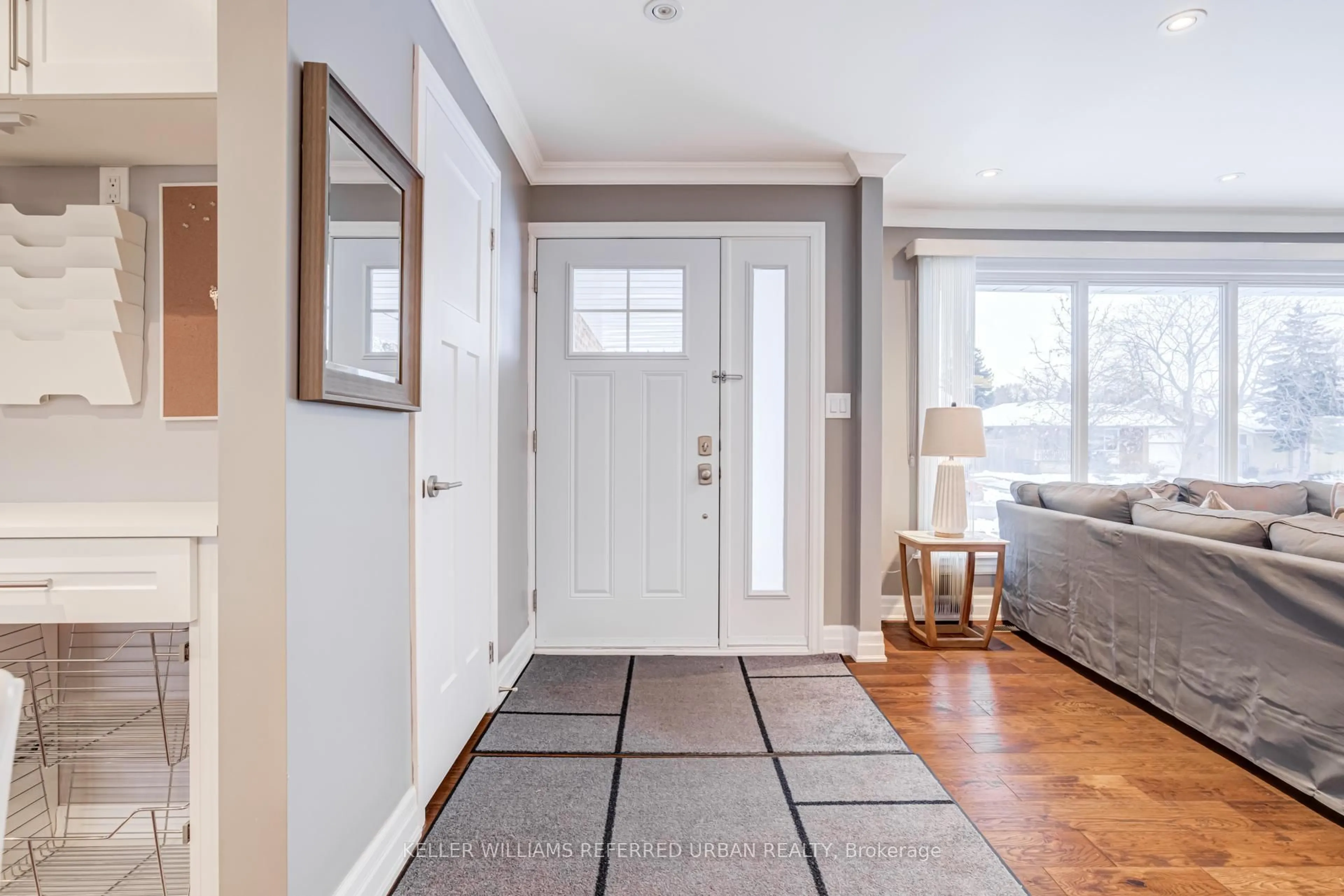 Indoor entryway for 126 Beaver Bend Cres, Toronto Ontario M9B 5S1