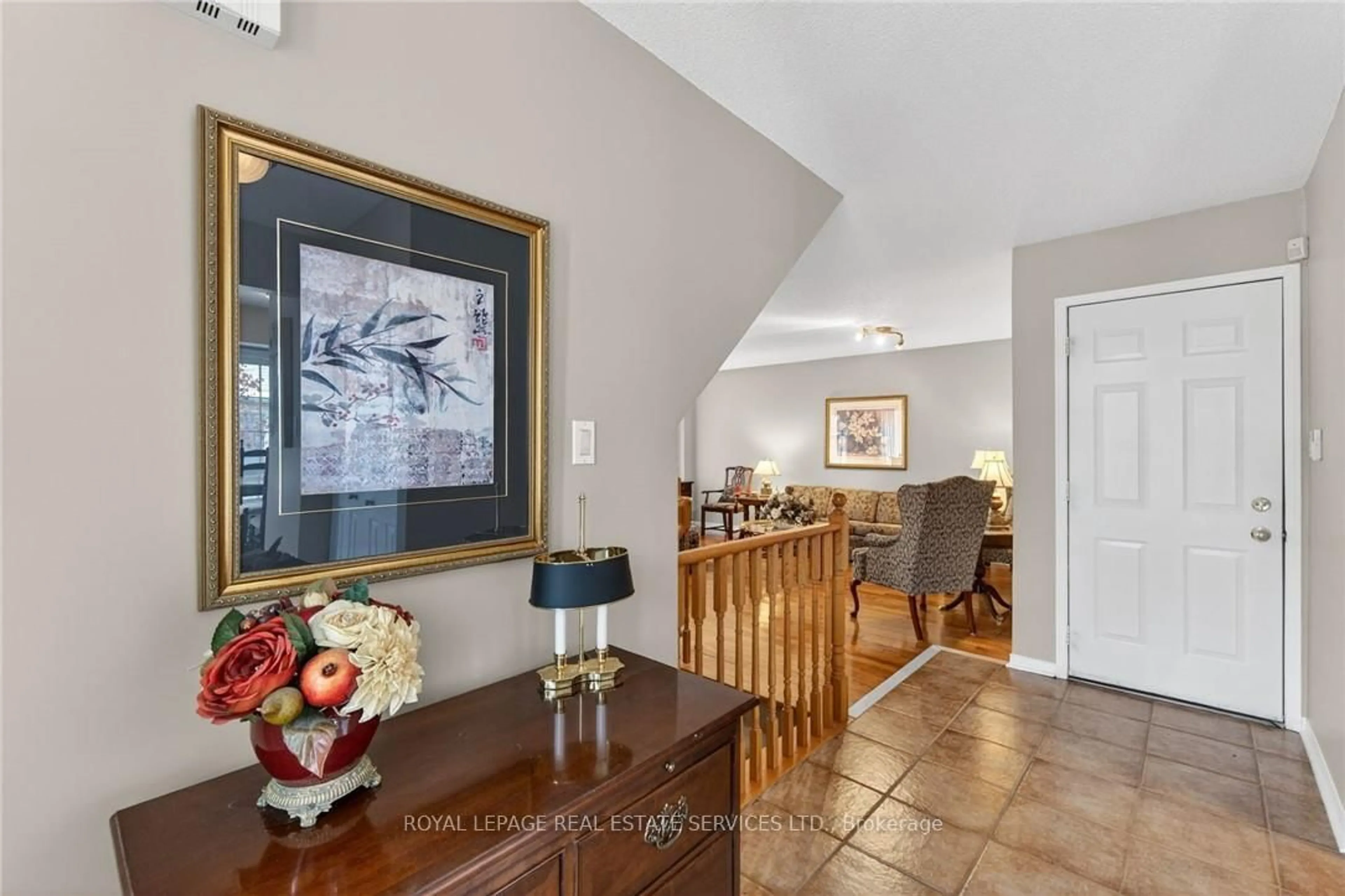 Indoor foyer for 3333 New St #120, Burlington Ontario L7N 1N1