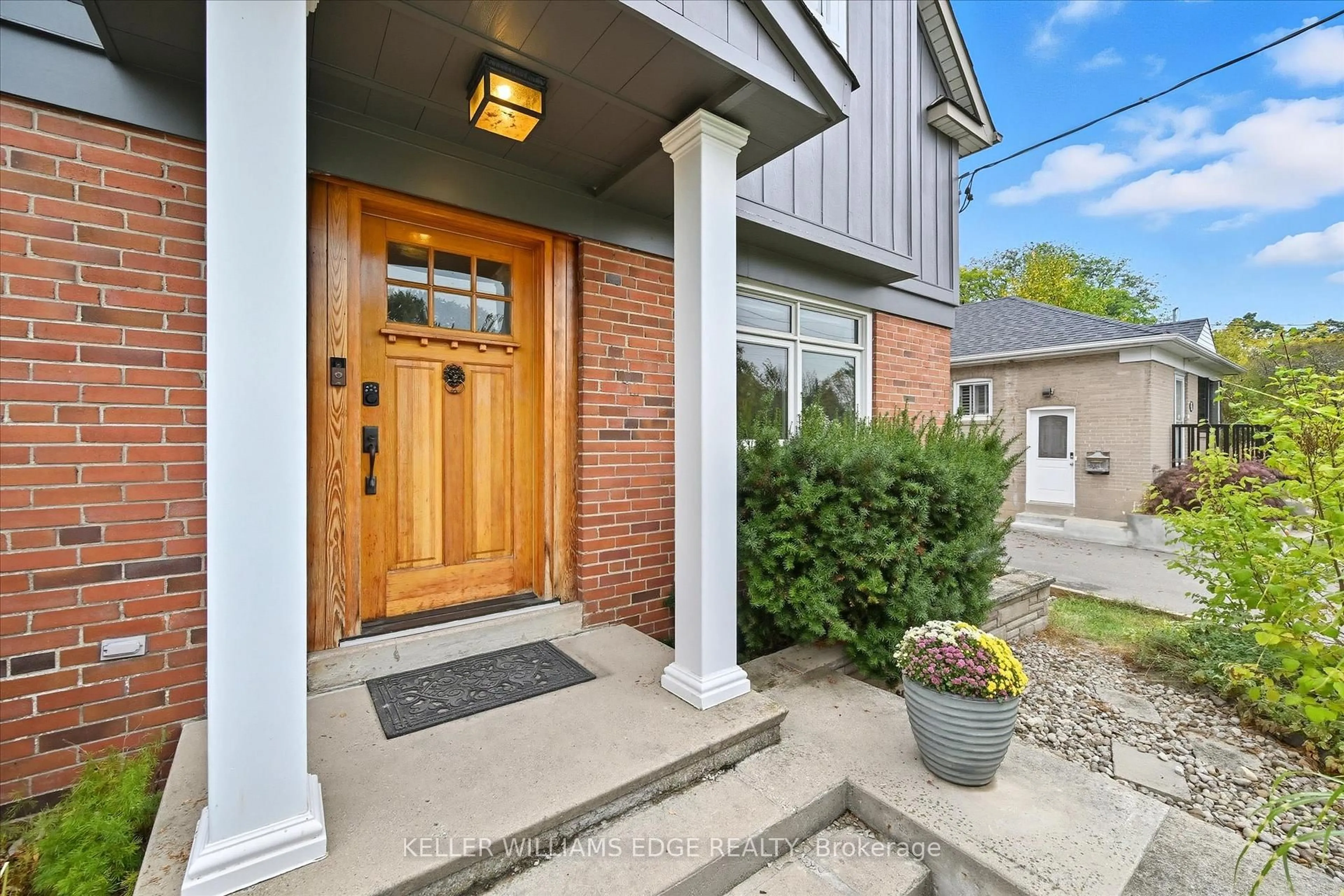 Indoor entryway for 1348 Augustine Dr, Burlington Ontario L7P 2M8