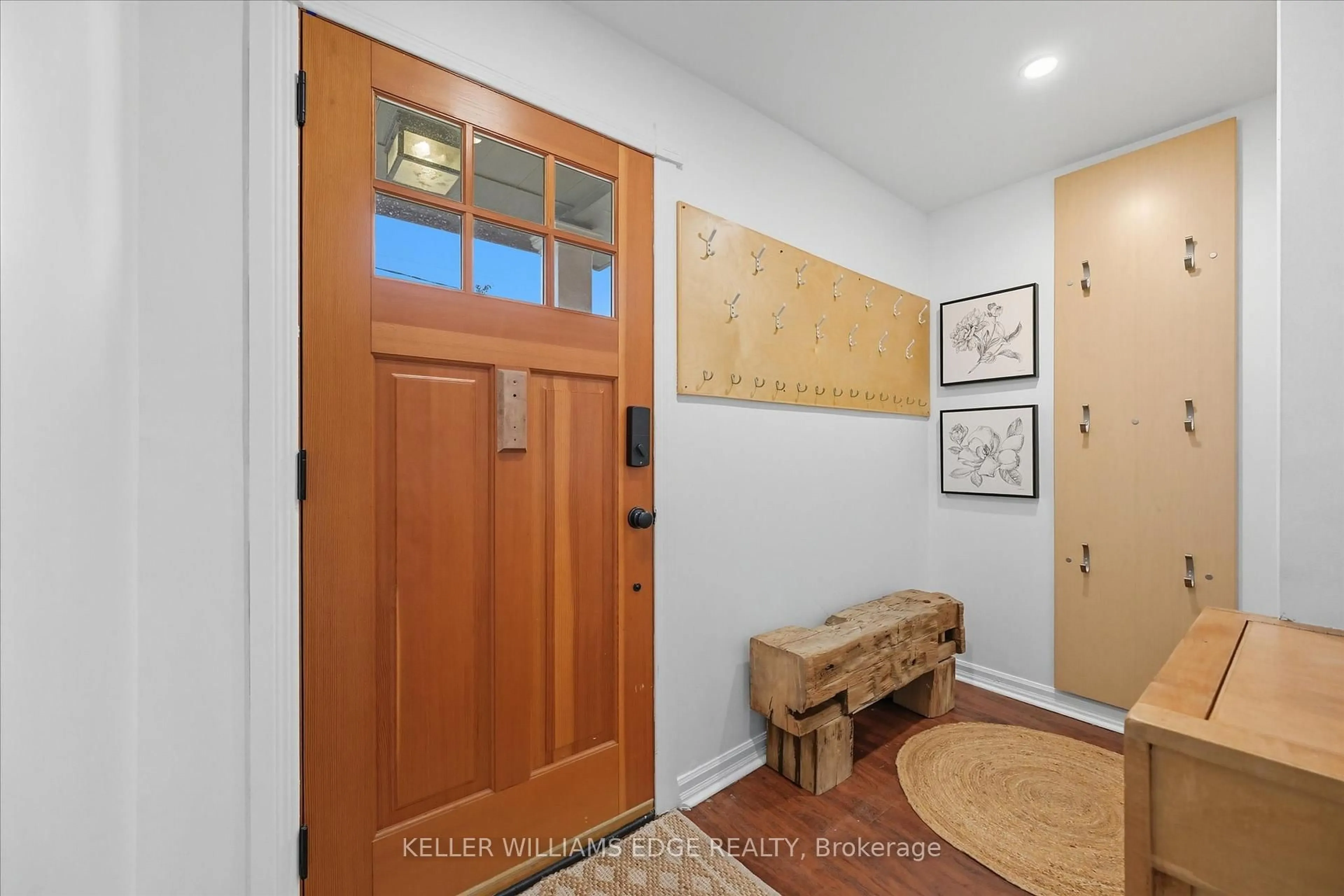 Indoor entryway for 1348 Augustine Dr, Burlington Ontario L7P 2M8