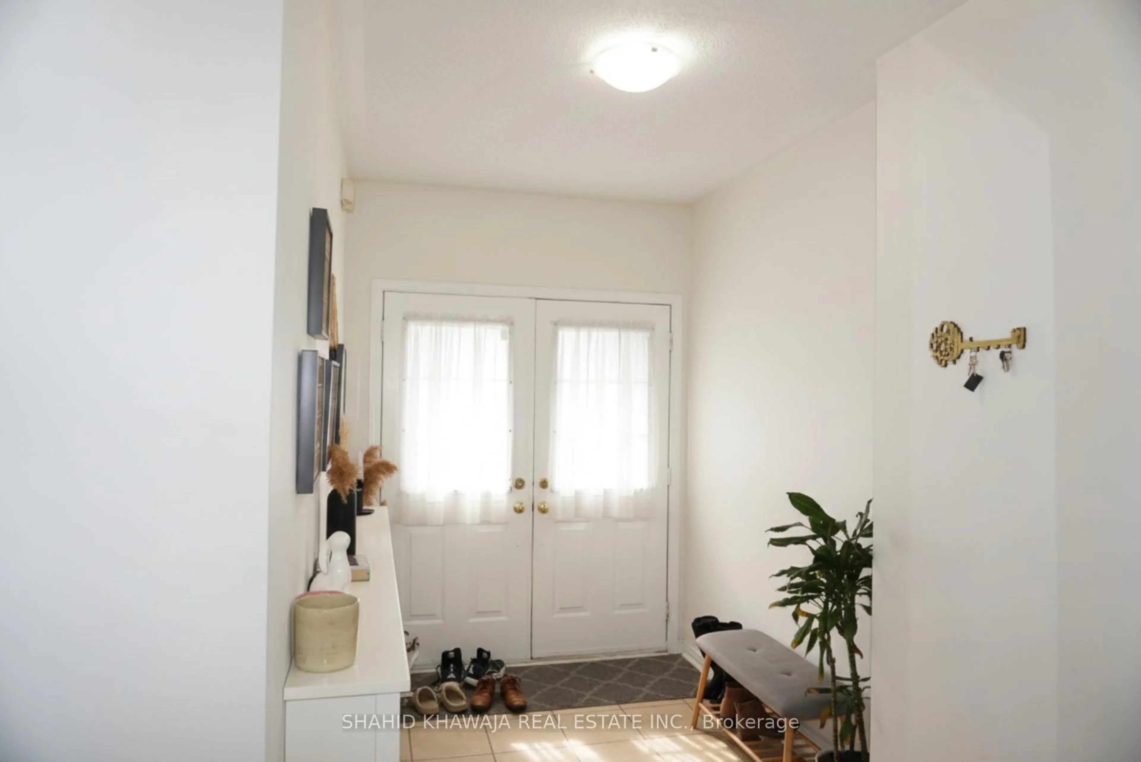 Indoor entryway for 952 Marygrace Crt, Mississauga Ontario L5V 2V7