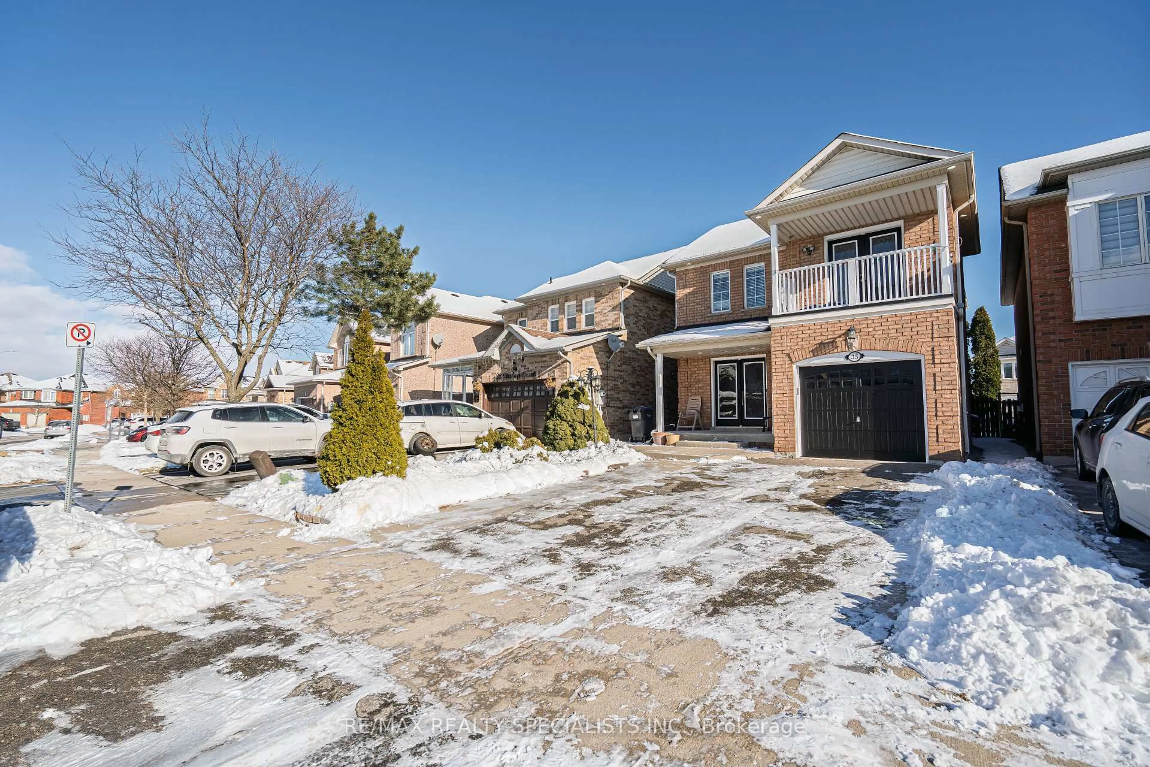 Home with brick exterior material, street for 35 Dunlop Crt, Brampton Ontario L6X 4Z9