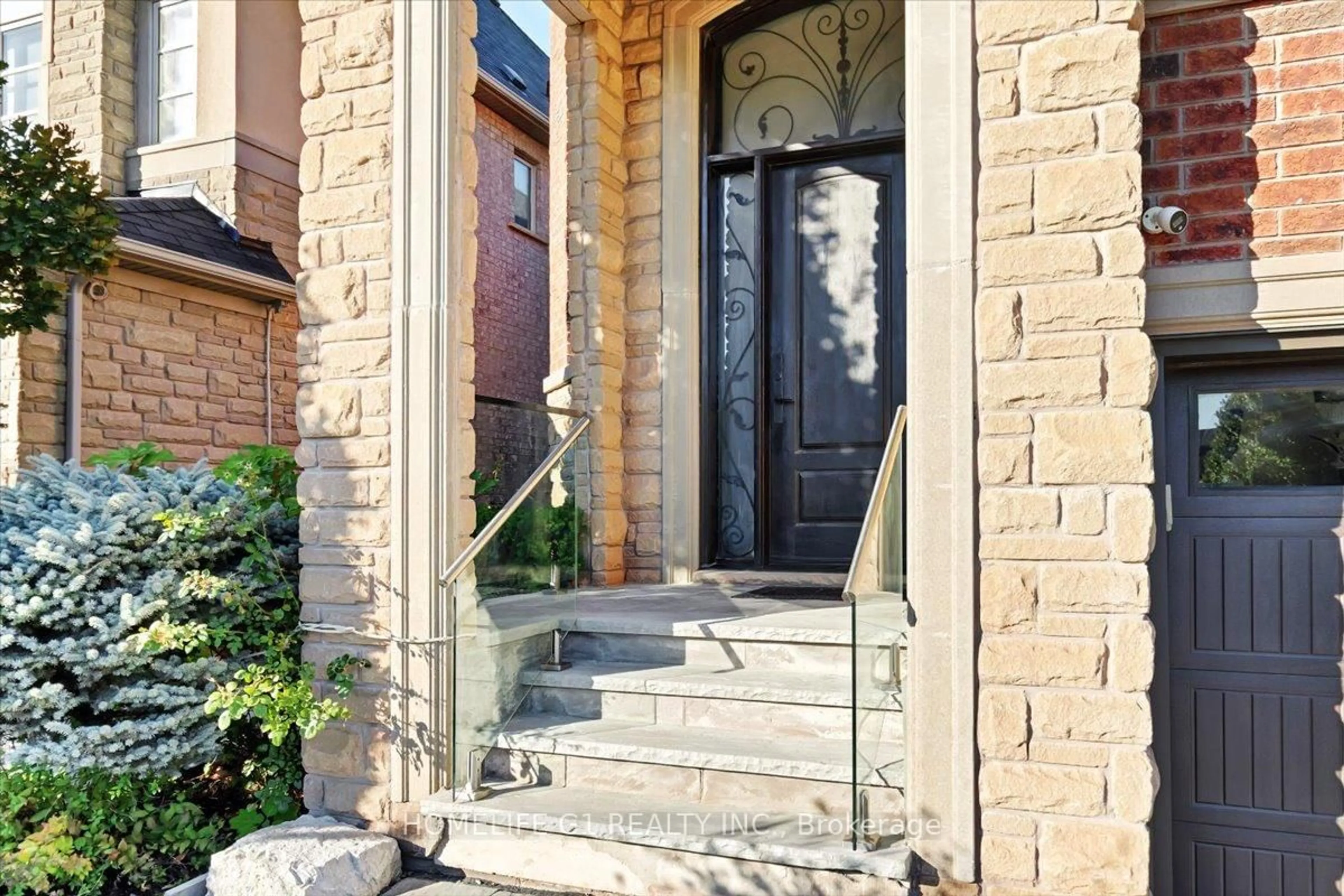 Indoor entryway for 2355 North Ridge Tr, Oakville Ontario L6H 0A8