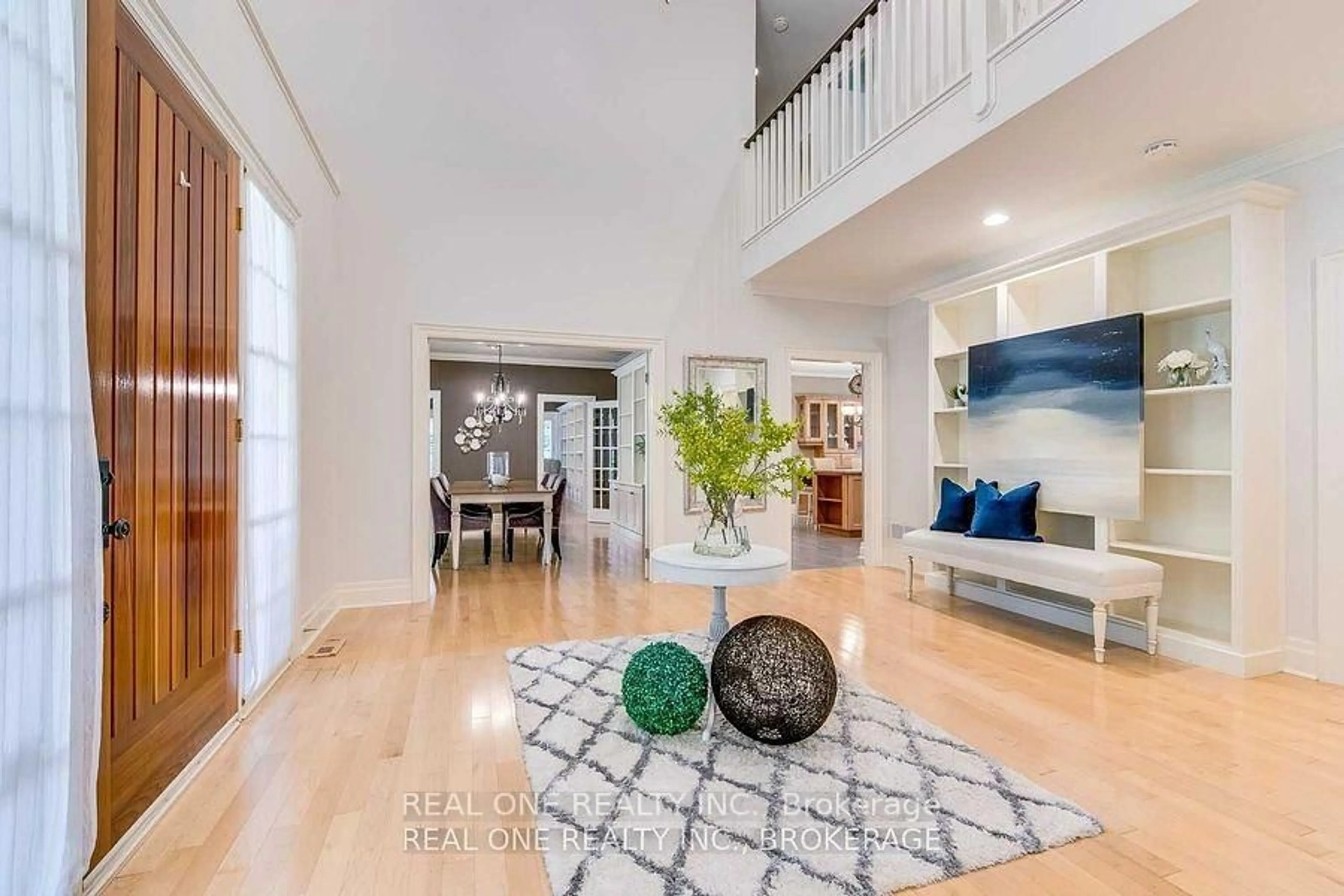 Indoor entryway for 249 Poplar Dr, Oakville Ontario L6J 4C7