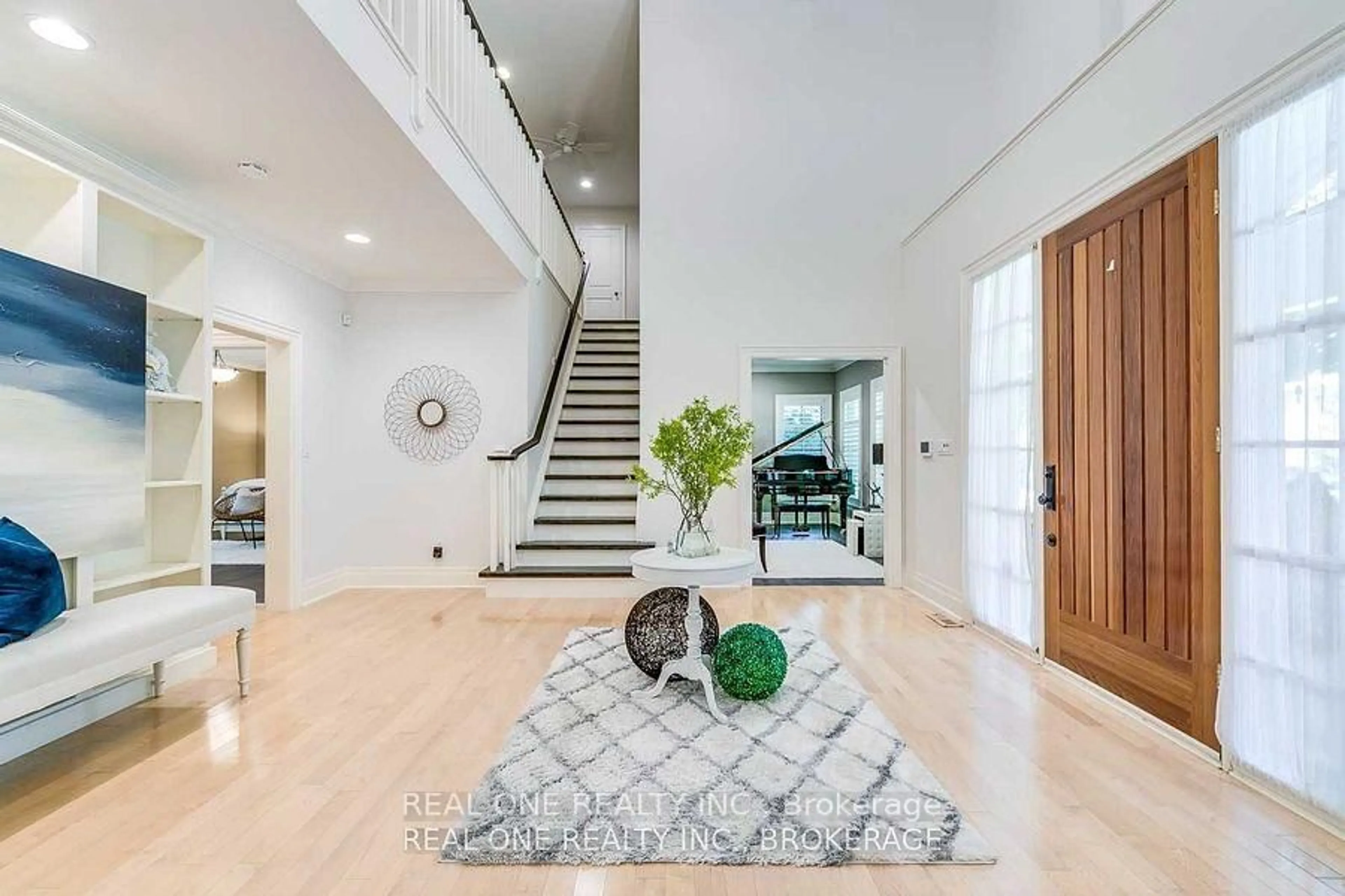 Indoor entryway for 249 Poplar Dr, Oakville Ontario L6J 4C7