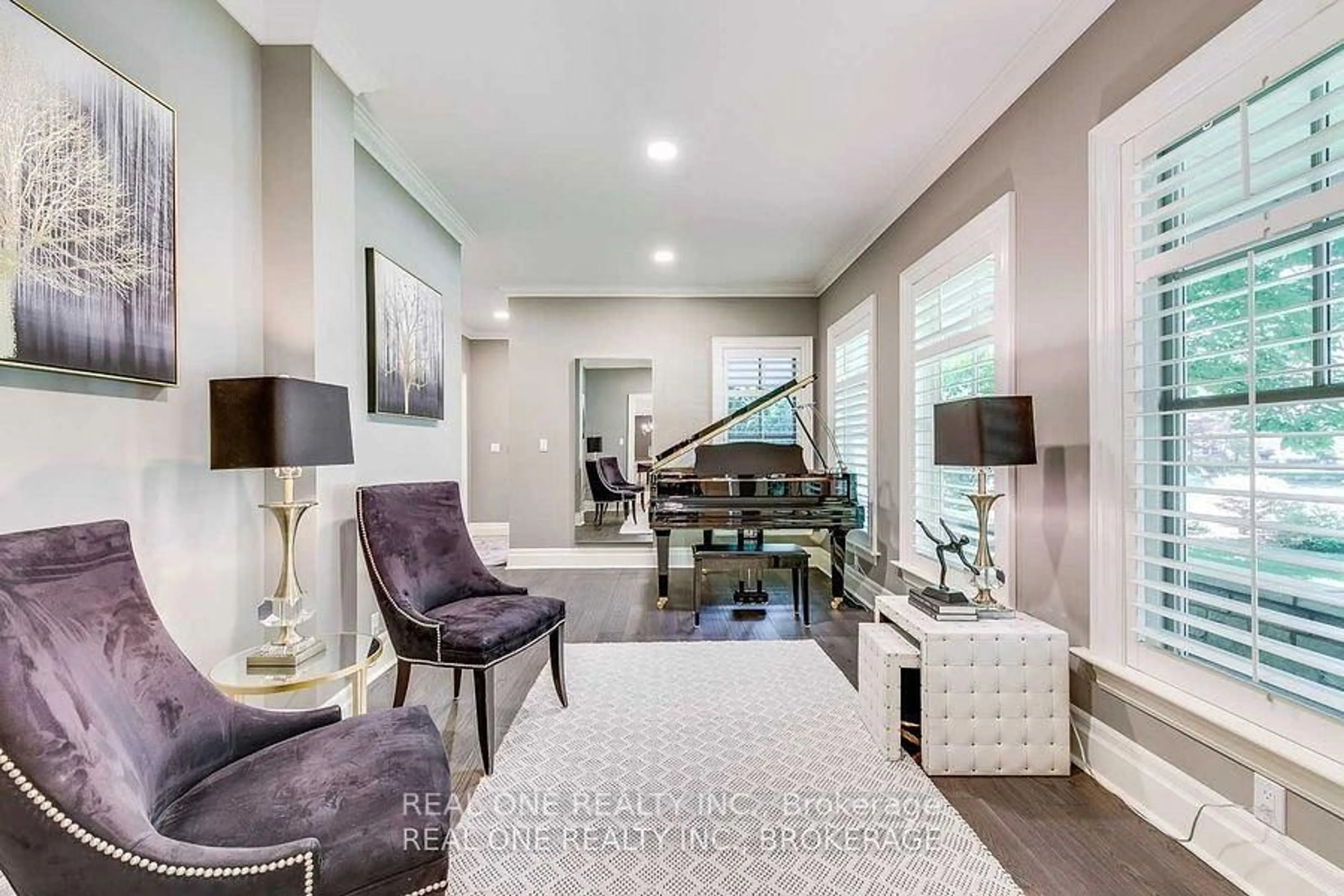 Indoor entryway for 249 Poplar Dr, Oakville Ontario L6J 4C7