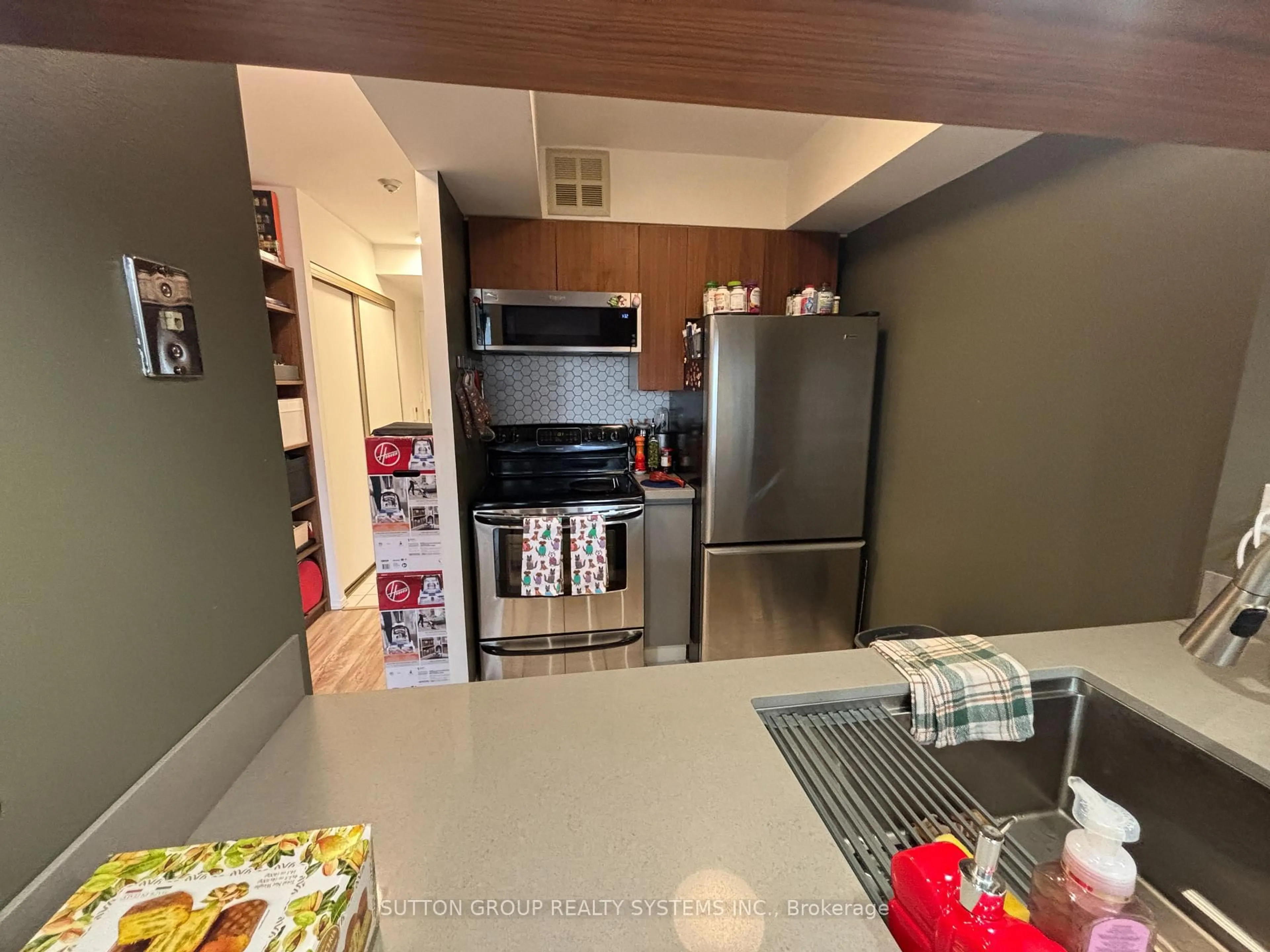 Standard kitchen, unknown for 3605 Kariya Dr #1104A, Mississauga Ontario L5B 3J4