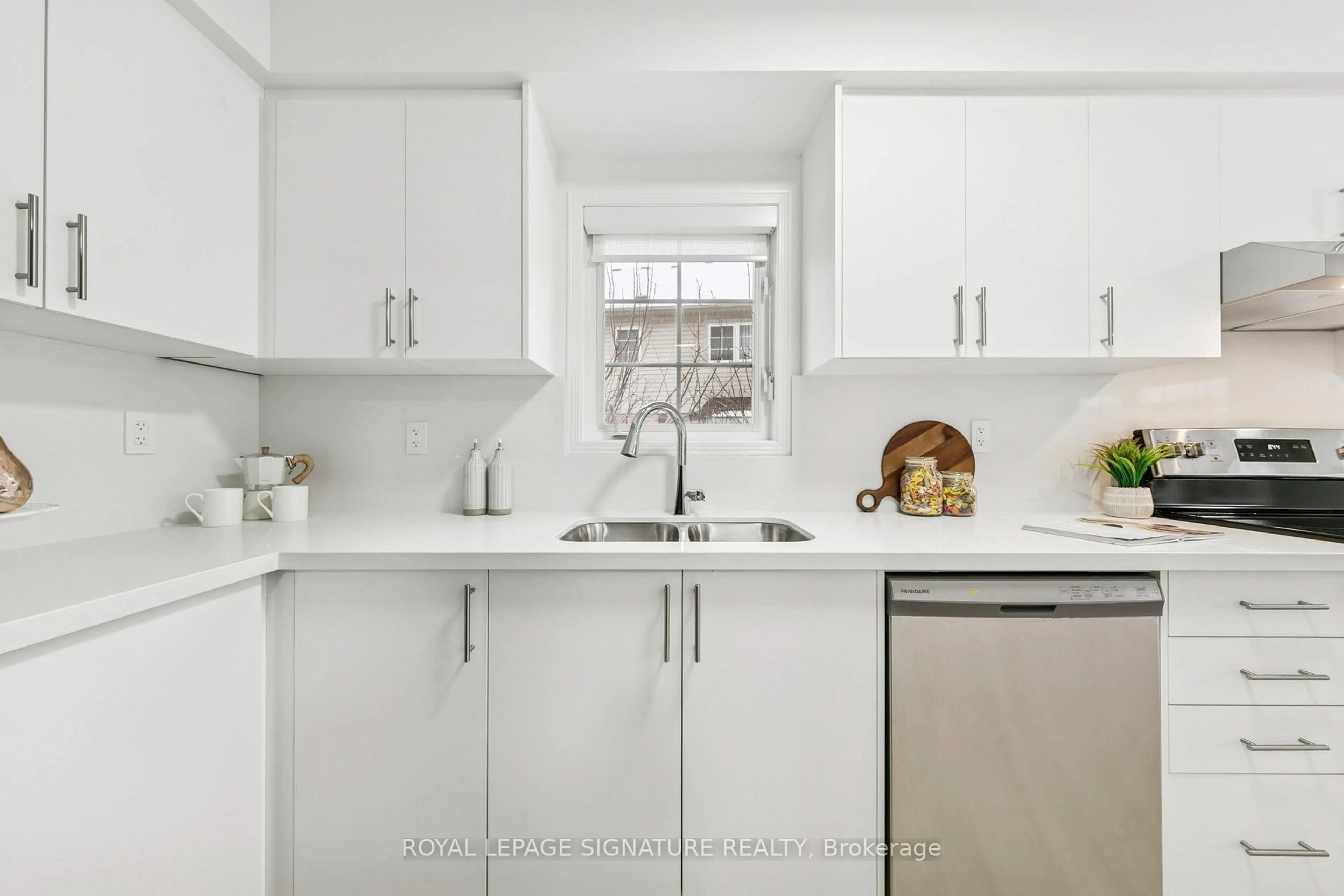 Standard kitchen, ceramic/tile floor for 3950 Erin Centre Blvd #45, Mississauga Ontario L5M 0A5