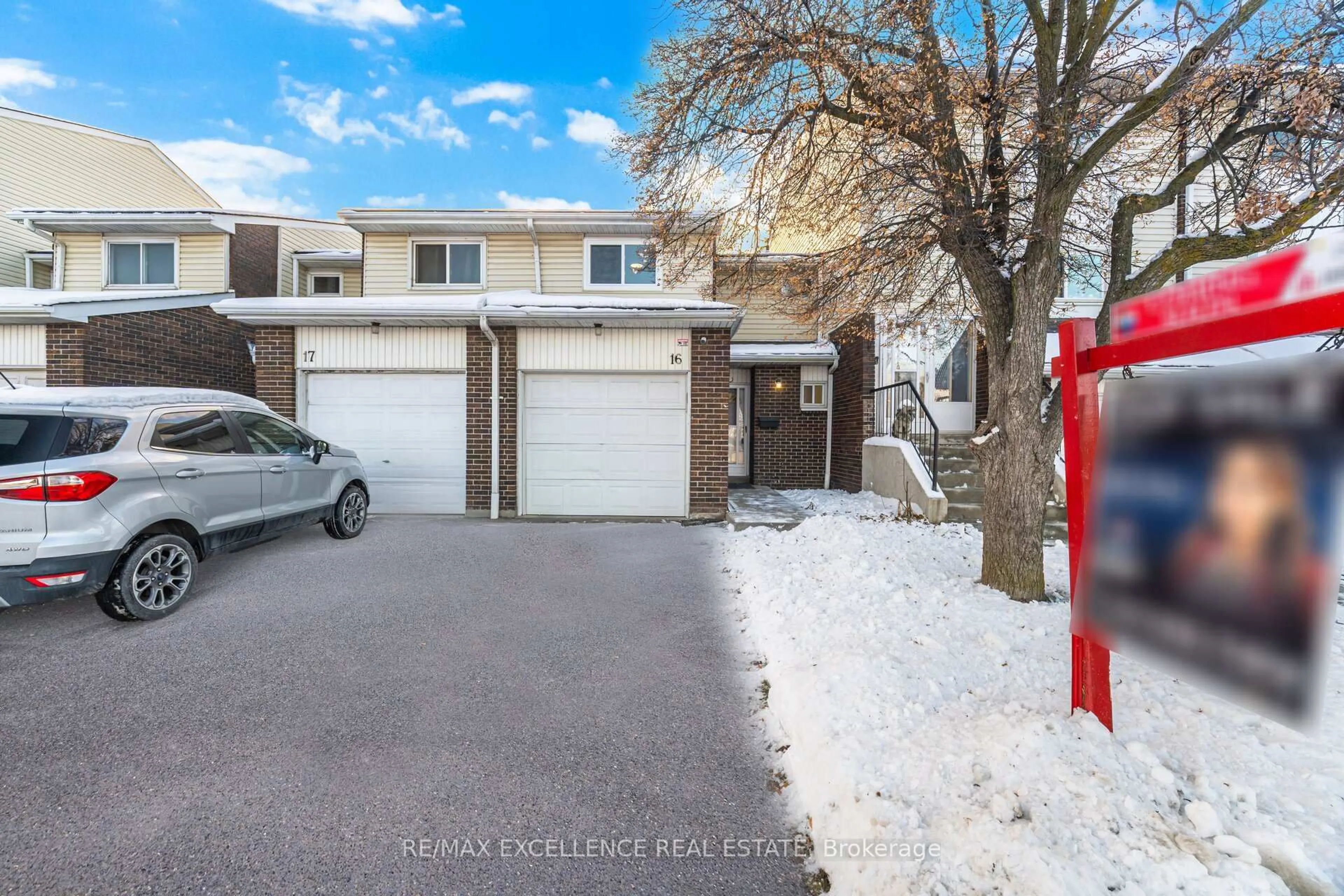 A pic from outside/outdoor area/front of a property/back of a property/a pic from drone, street for 16 Lincoln Crt, Brampton Ontario L6T 3Z2