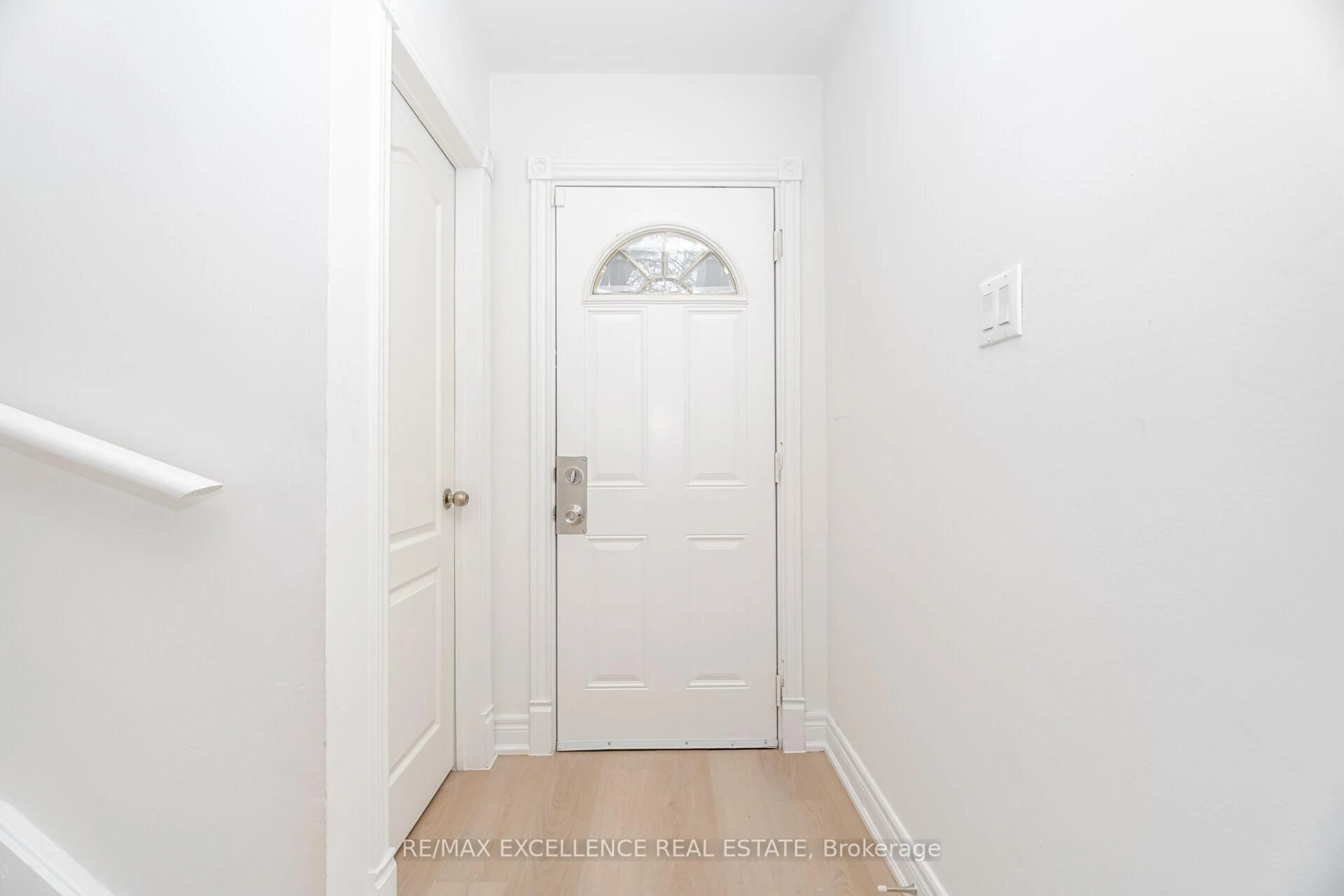 Indoor entryway for 16 Lincoln Crt, Brampton Ontario L6T 3Z2