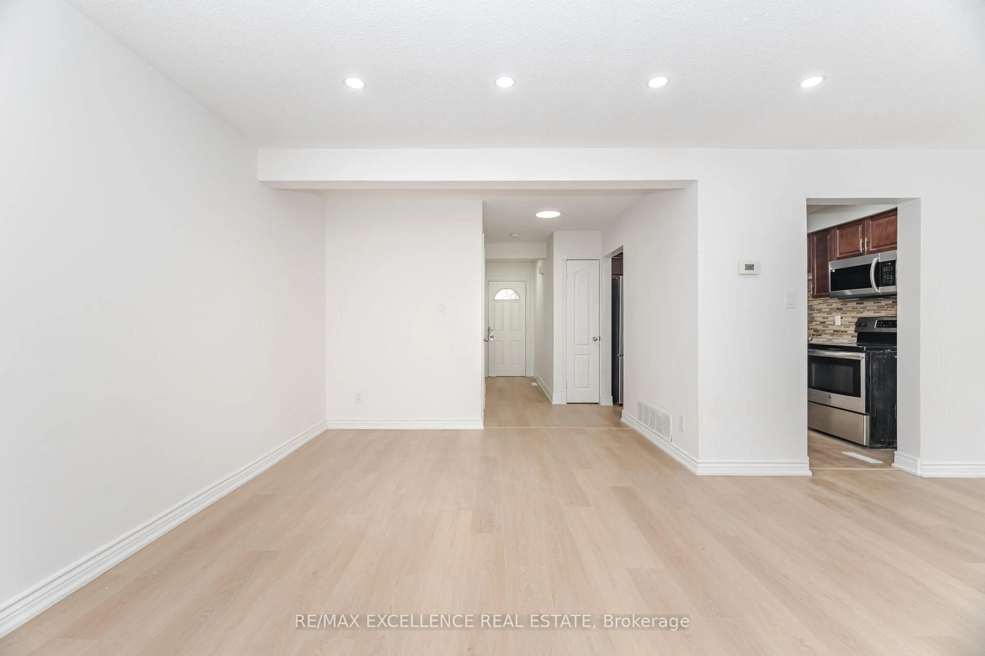 A pic of a room for 16 Lincoln Crt, Brampton Ontario L6T 3Z2