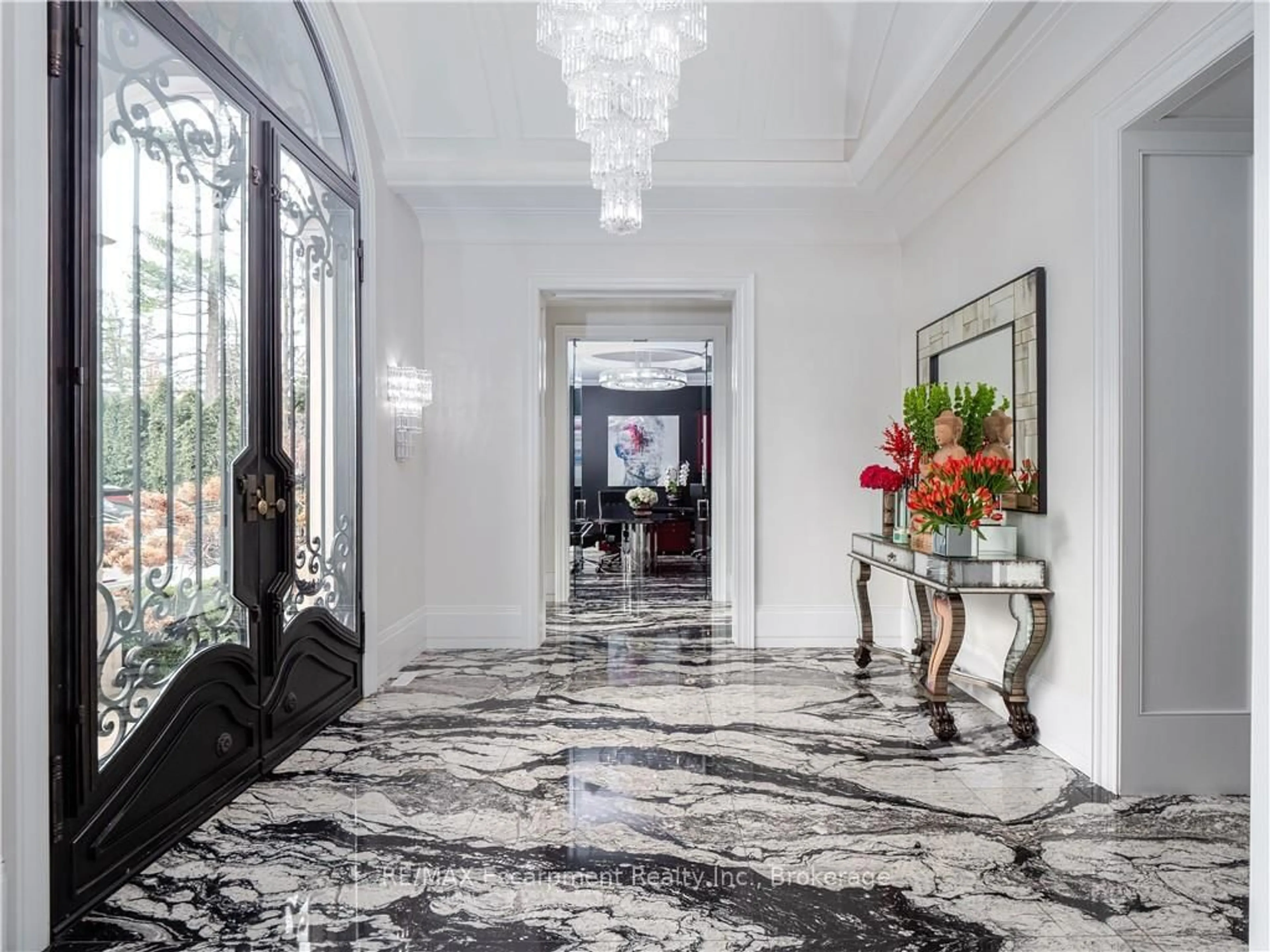 Indoor foyer for 15 Chartwell Rd, Oakville Ontario L6J 3Z3