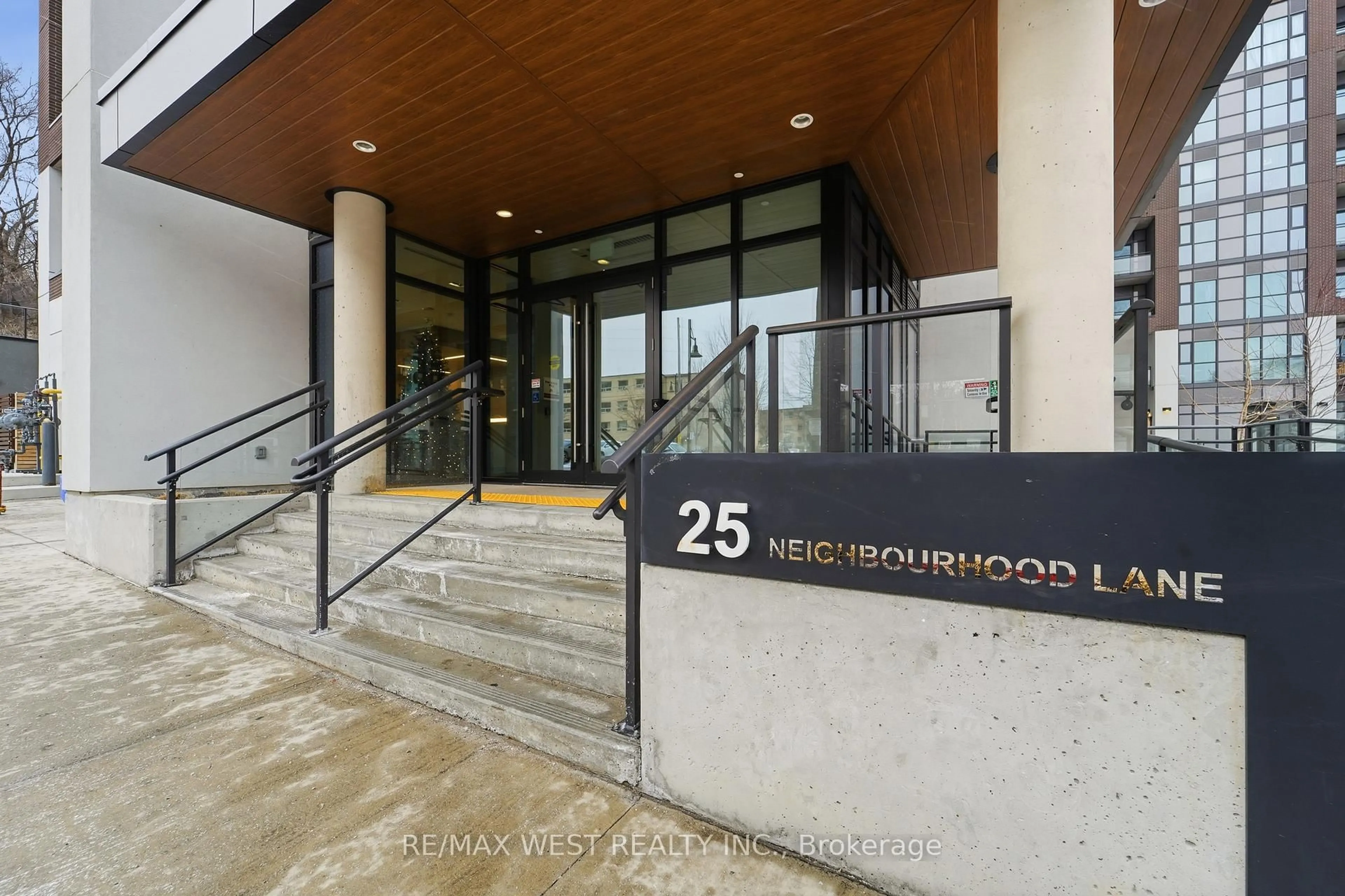 Indoor foyer for 25 Neighbourhood Lane #306, Toronto Ontario M8Y 0C4