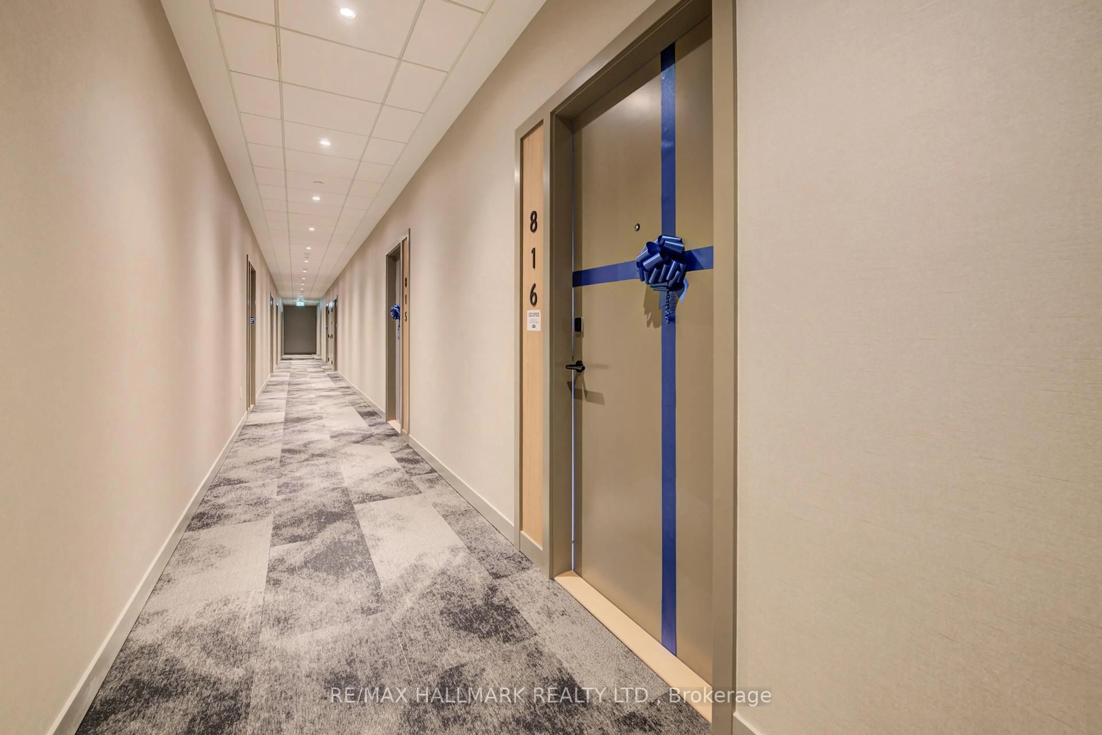 Indoor foyer for 720 Whitlock Ave, Milton Ontario L9E 1S2