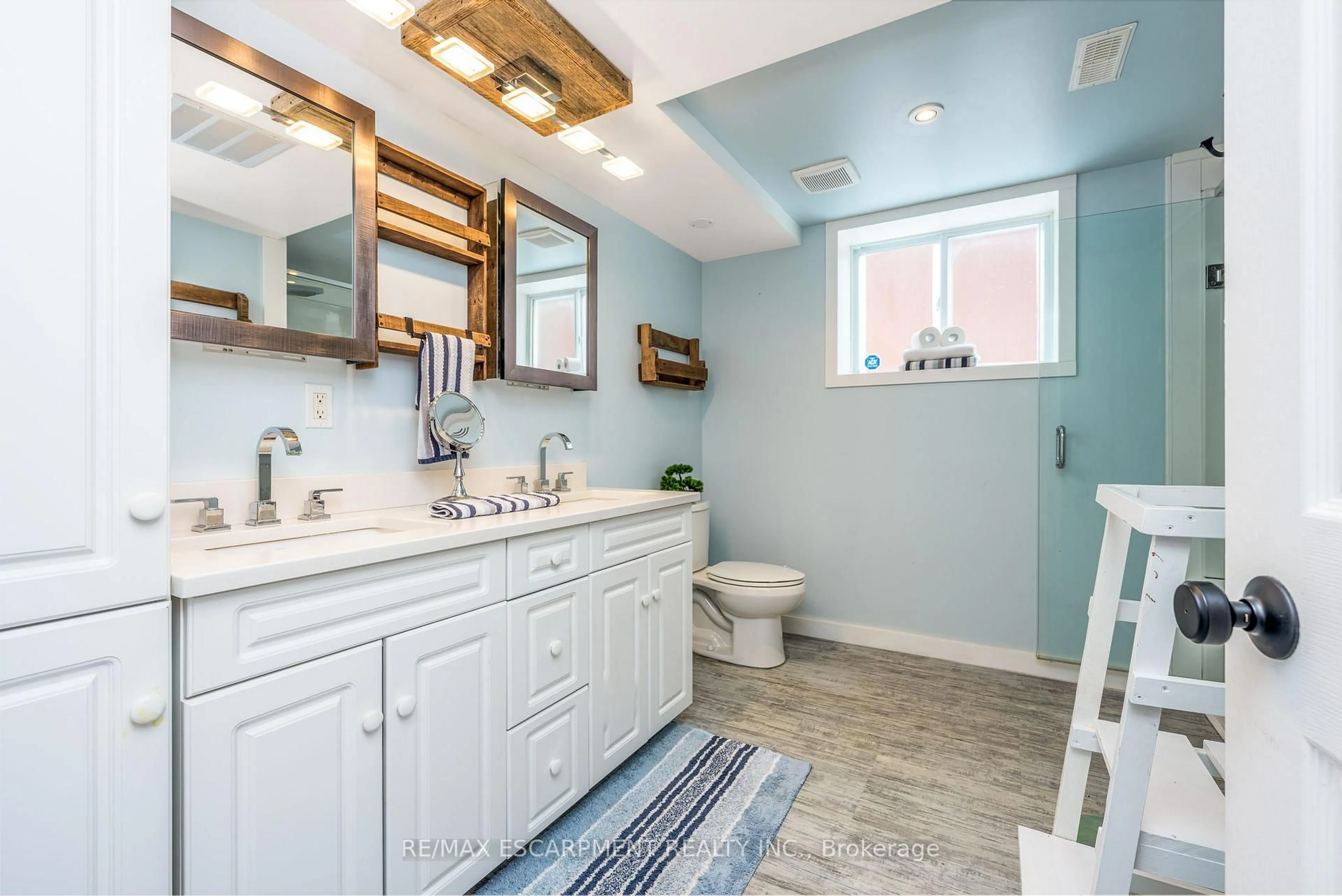 Contemporary bathroom, ceramic/tile floor for 85 Biscayne Cres, Orangeville Ontario L9W 5E1