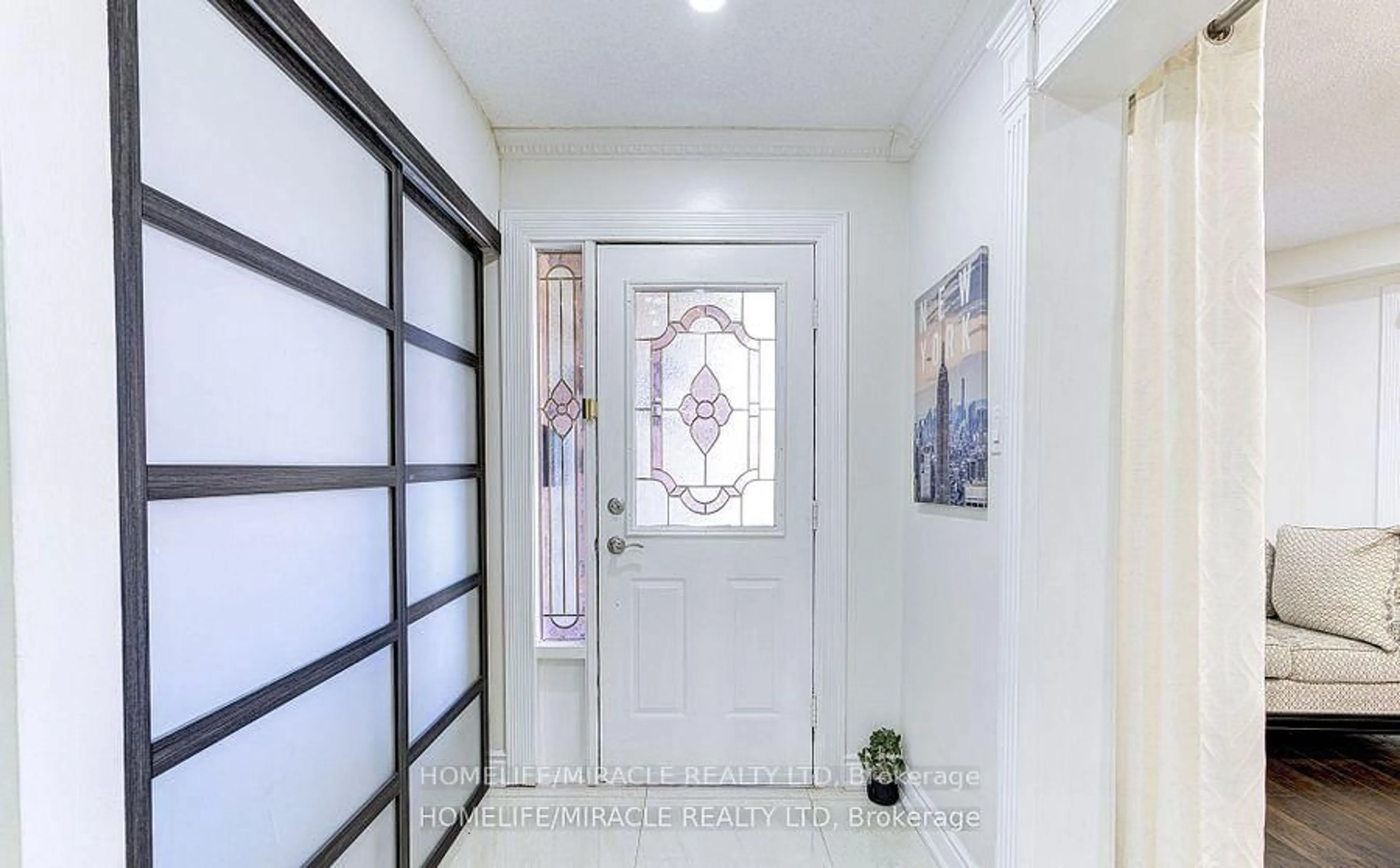 Indoor entryway for 55 Castlehill Rd, Brampton Ontario L6X 4C9