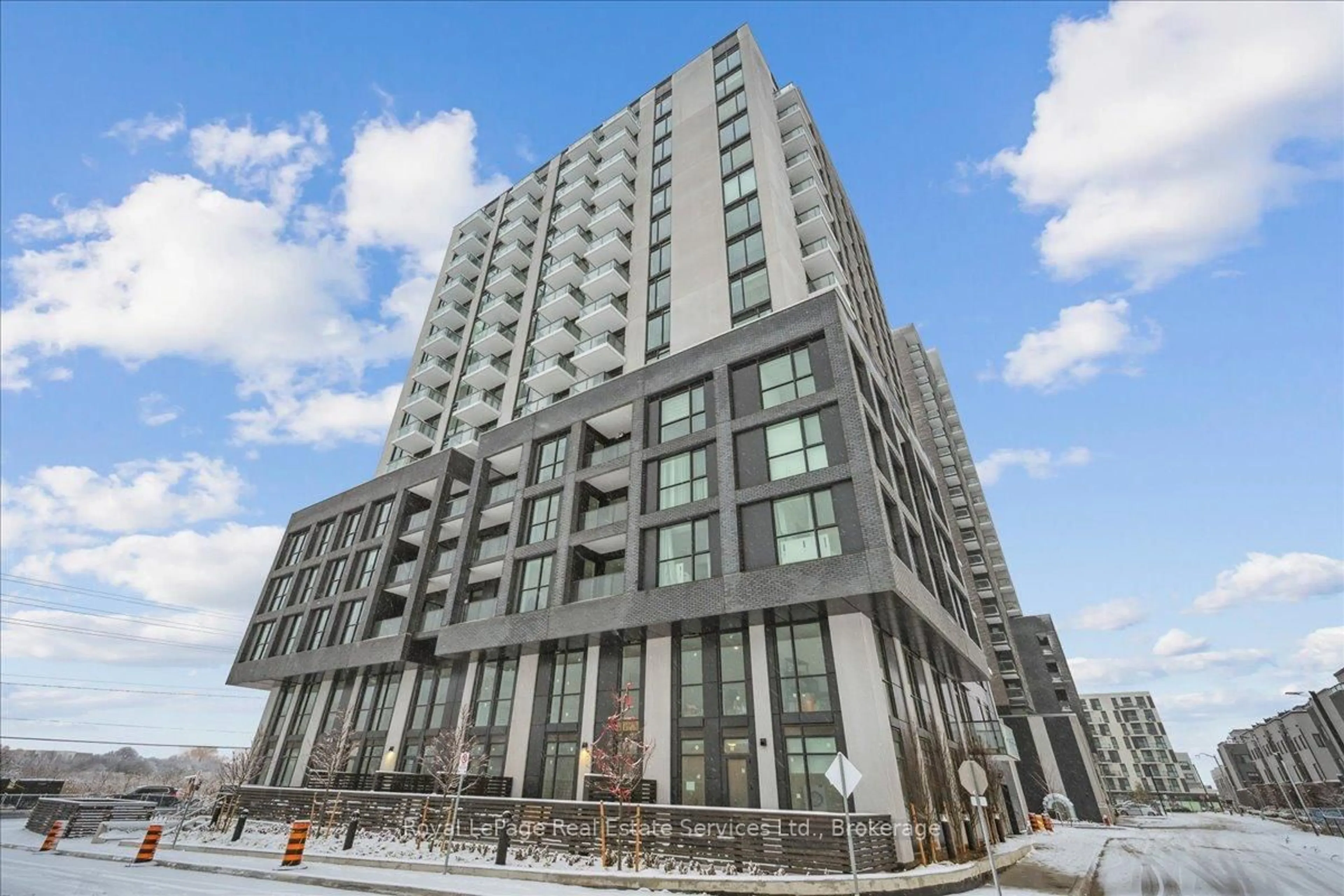 Indoor foyer for 3071 Trafalgar Rd #910B, Oakville Ontario L6H 8C6