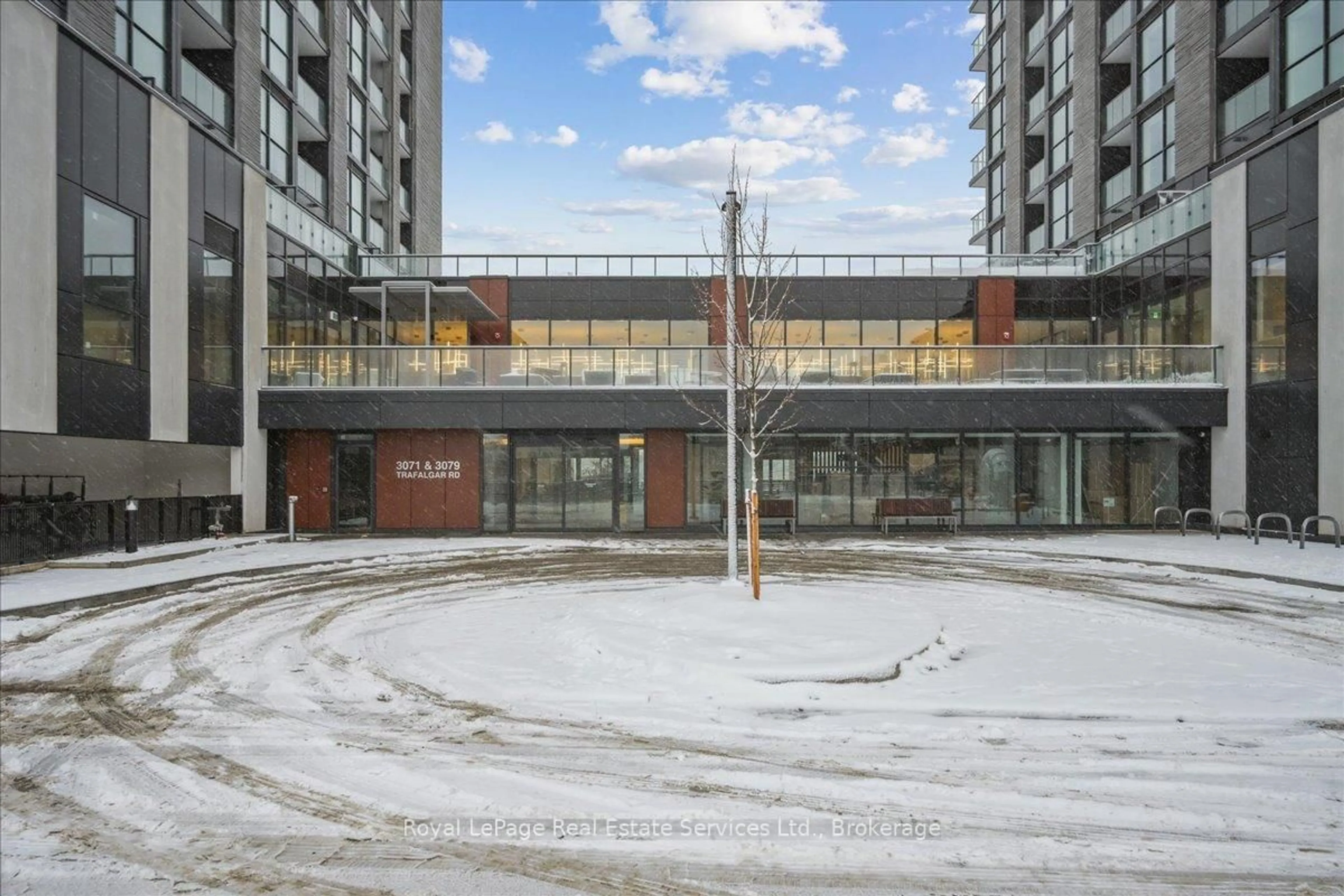 Indoor foyer for 3071 Trafalgar Rd #910B, Oakville Ontario L6H 8C6