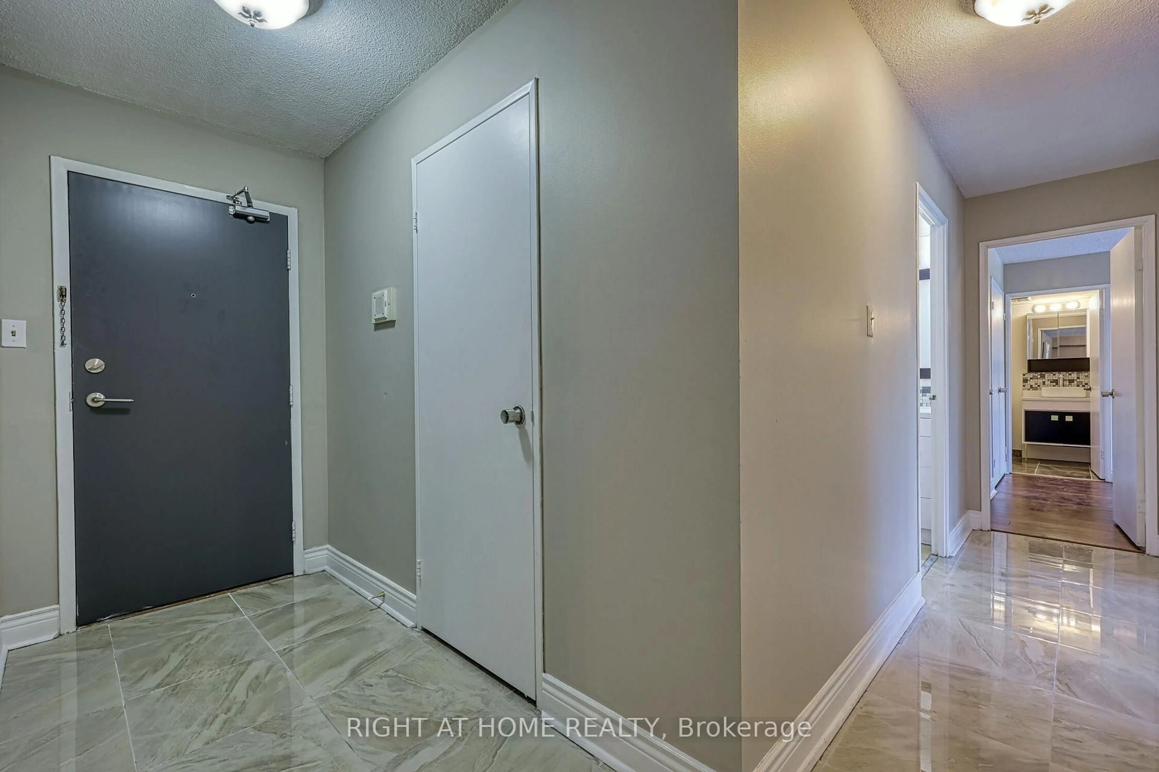Indoor entryway for 1580 Mississauga Valley Blvd #205, Mississauga Ontario L5A 3T8