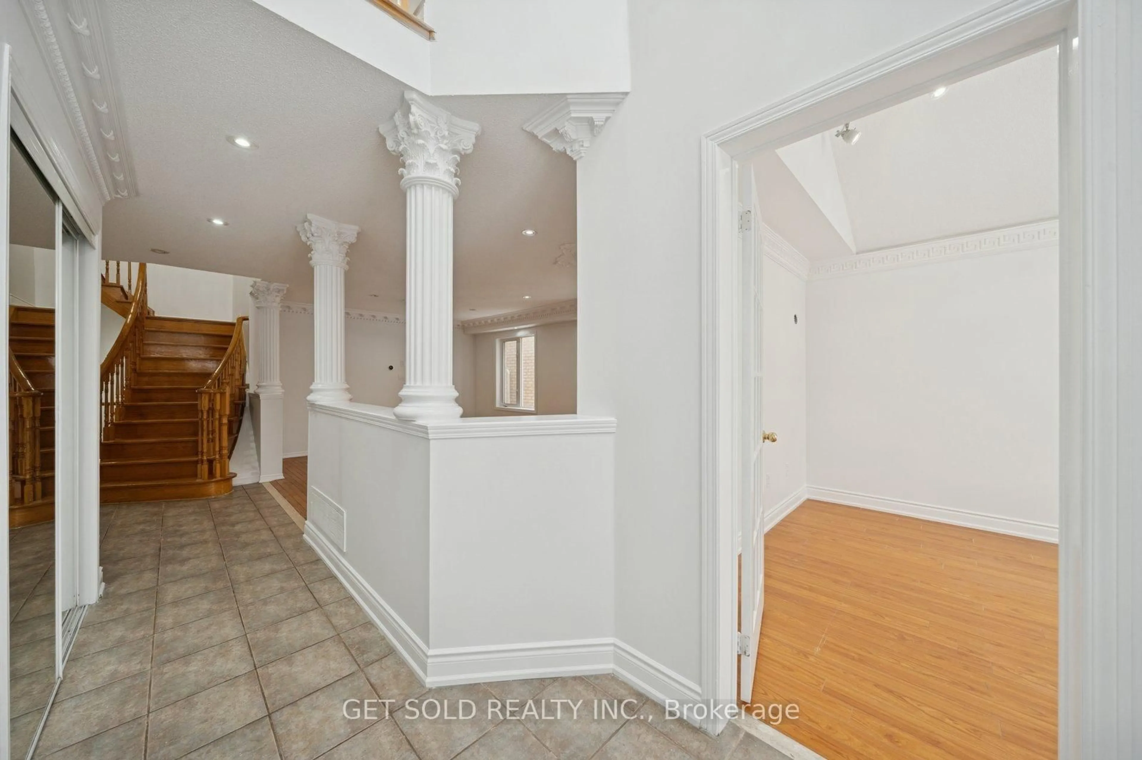 Indoor foyer for 33 Tideland Dr, Brampton Ontario L7A 2W2