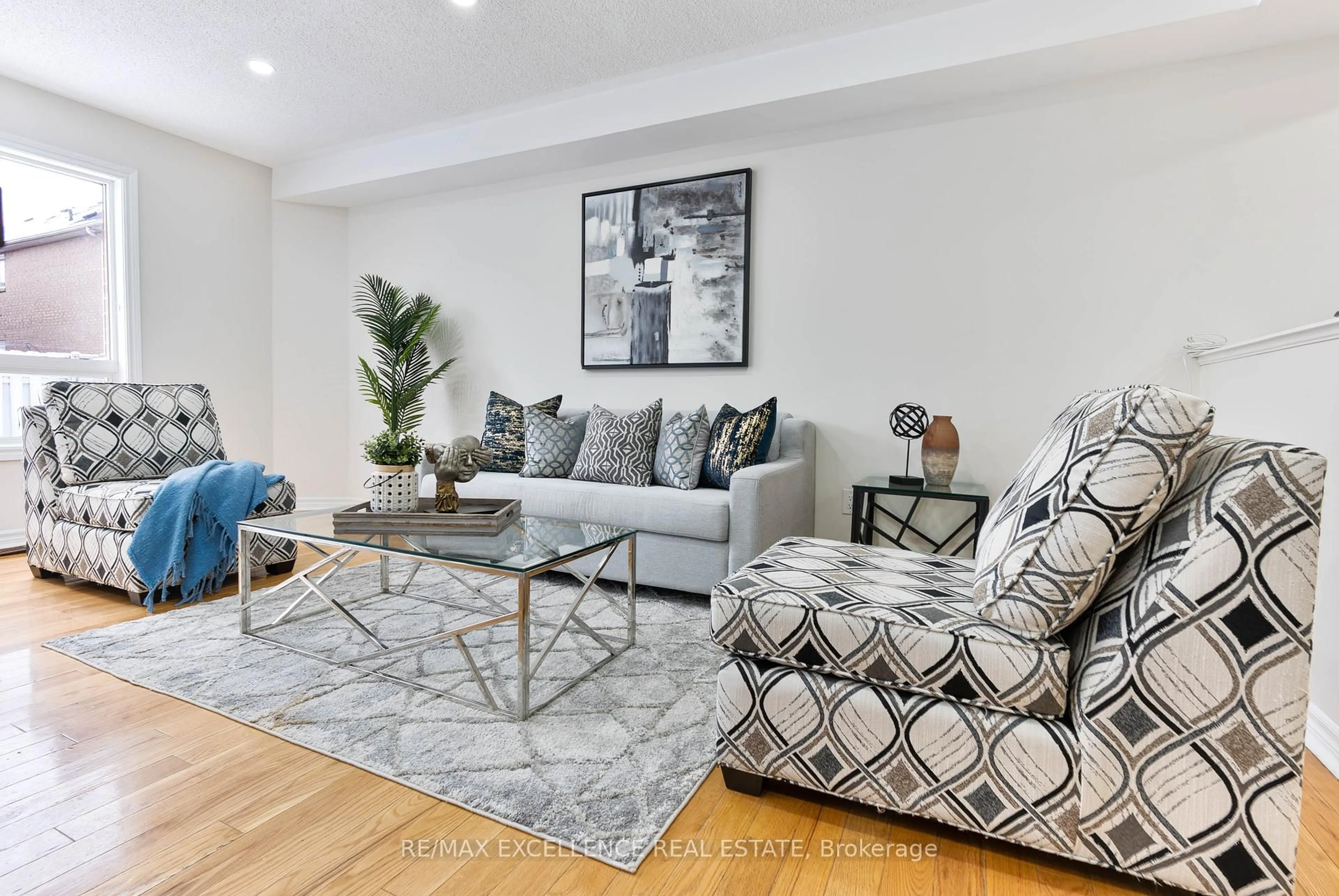 Living room with furniture, unknown for 663 Macbeth Hts, Mississauga Ontario L5W 1E5