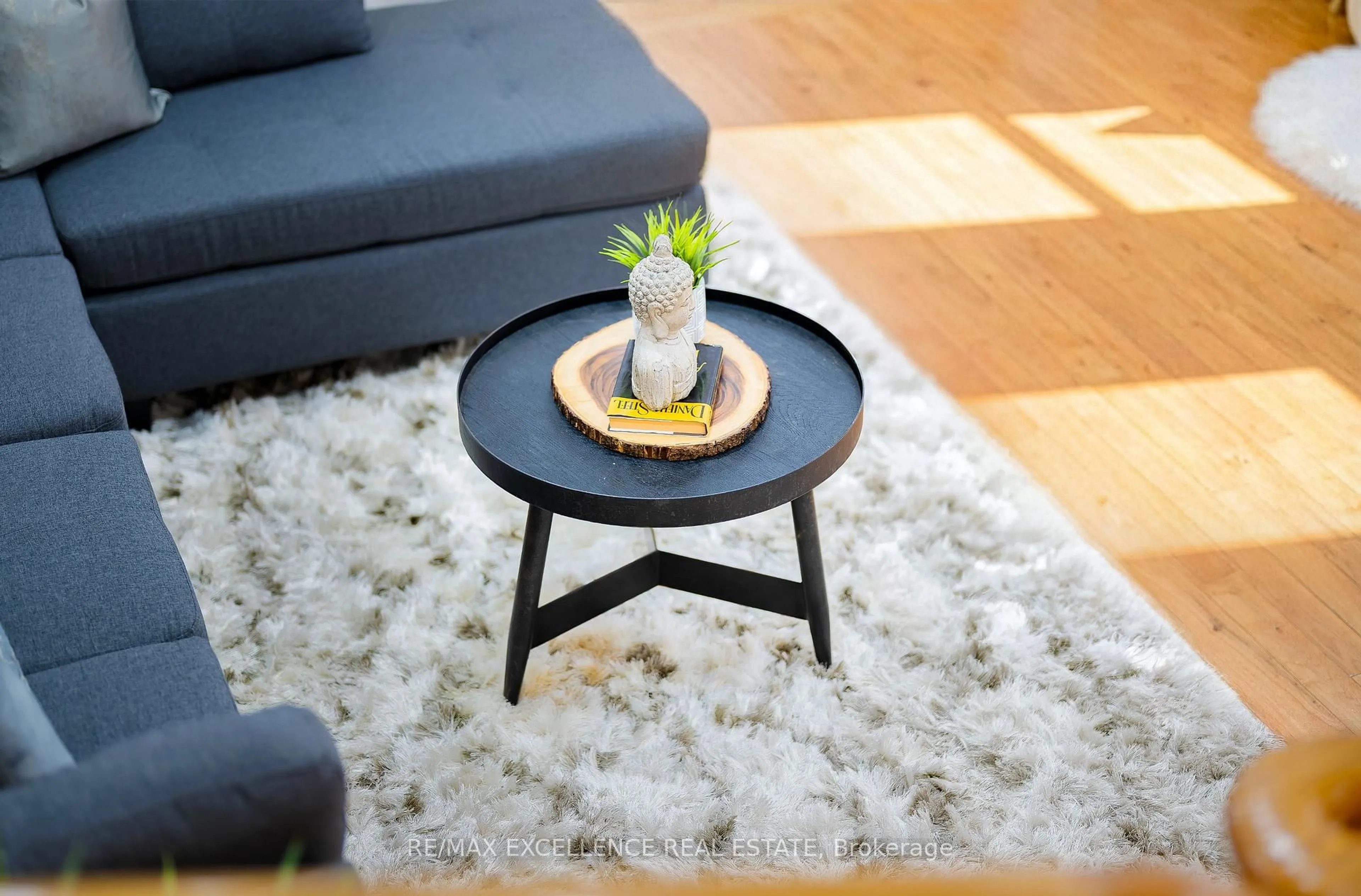 Living room with furniture, carpet floor for 663 Macbeth Hts, Mississauga Ontario L5W 1E5