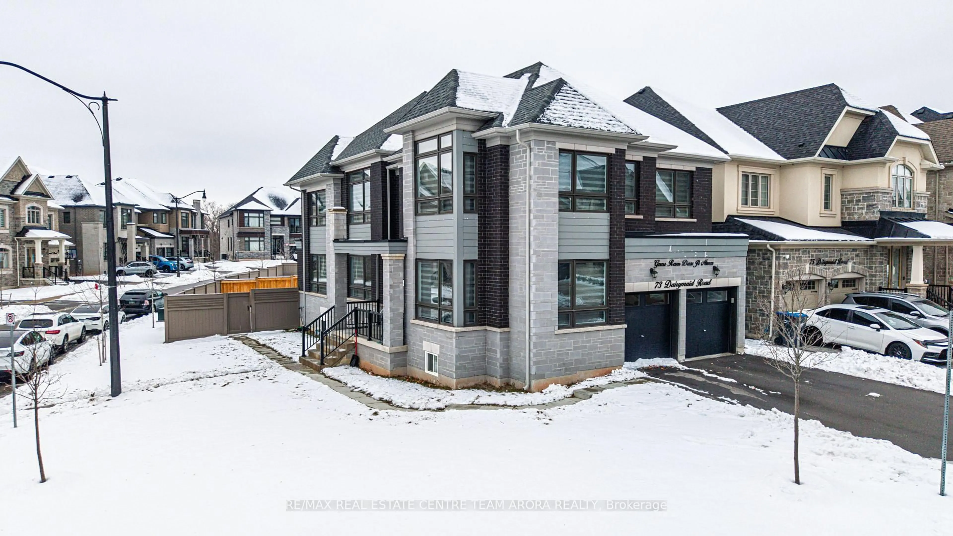 A pic from outside/outdoor area/front of a property/back of a property/a pic from drone, unknown for 73 Dairymaid Rd, Brampton Ontario L6X 5R9