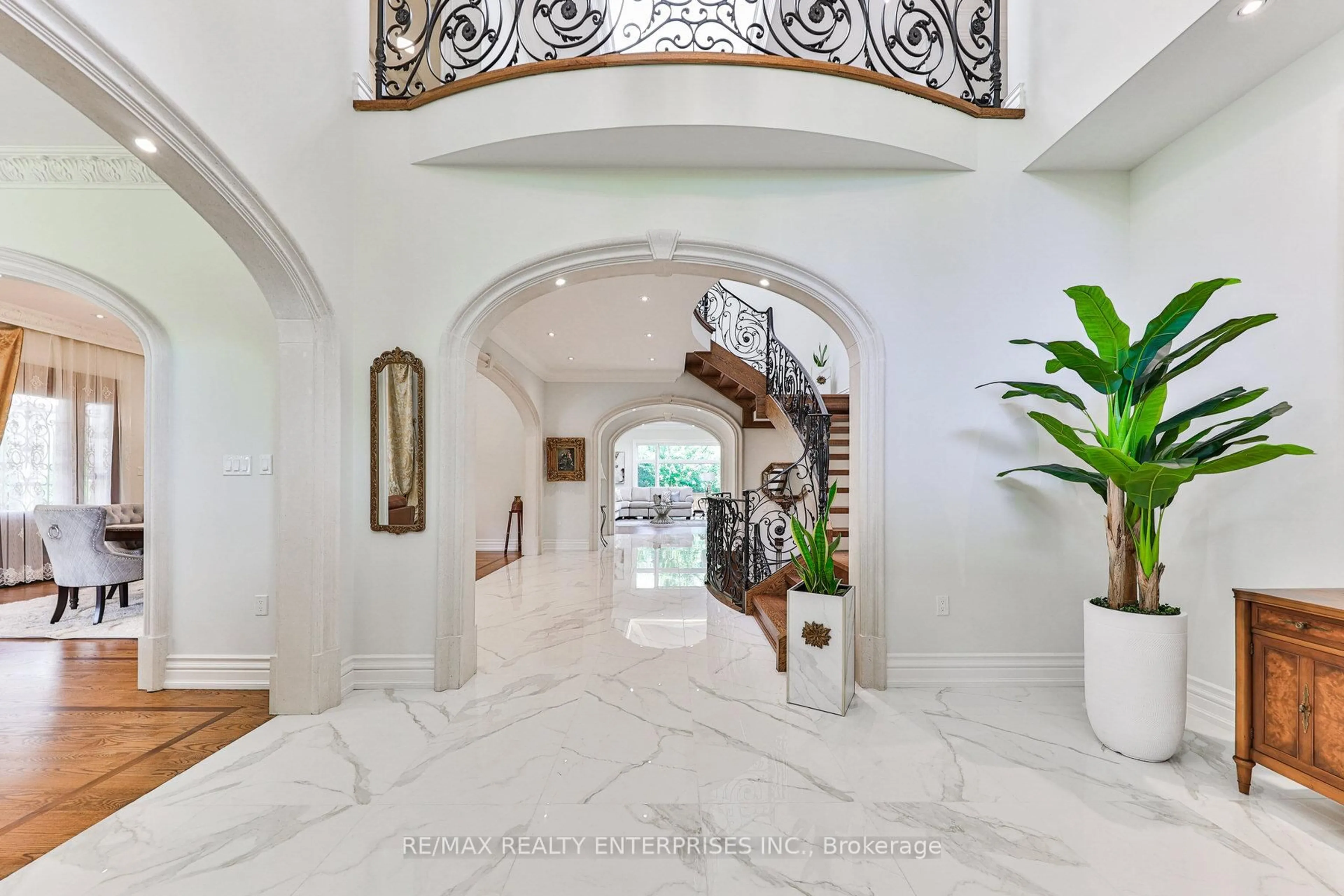 Indoor entryway for 1511 Broadmoor Ave, Mississauga Ontario L5G 3T7