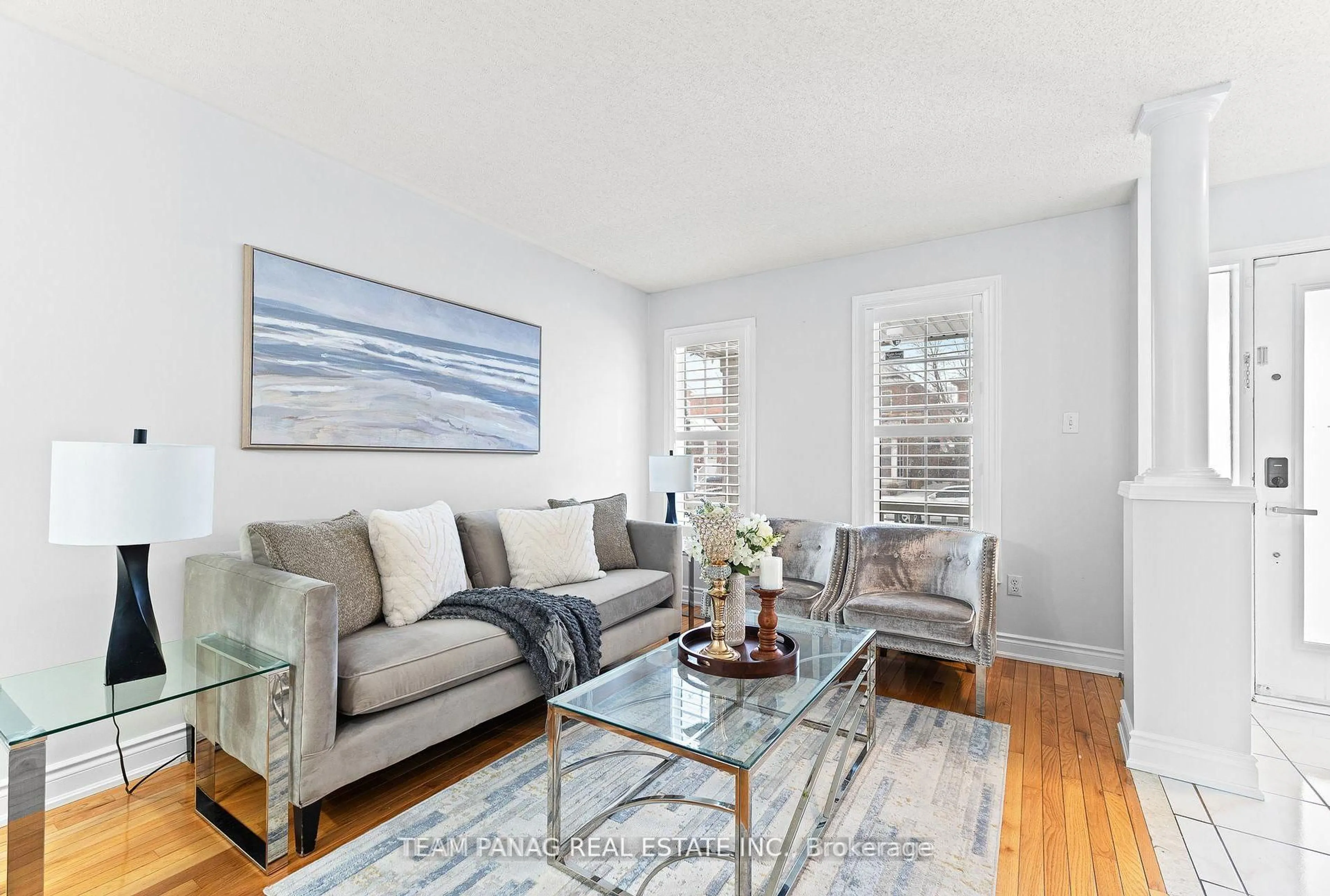 Living room with furniture, unknown for 16 Saintsbury Cres, Brampton Ontario L6R 2W3