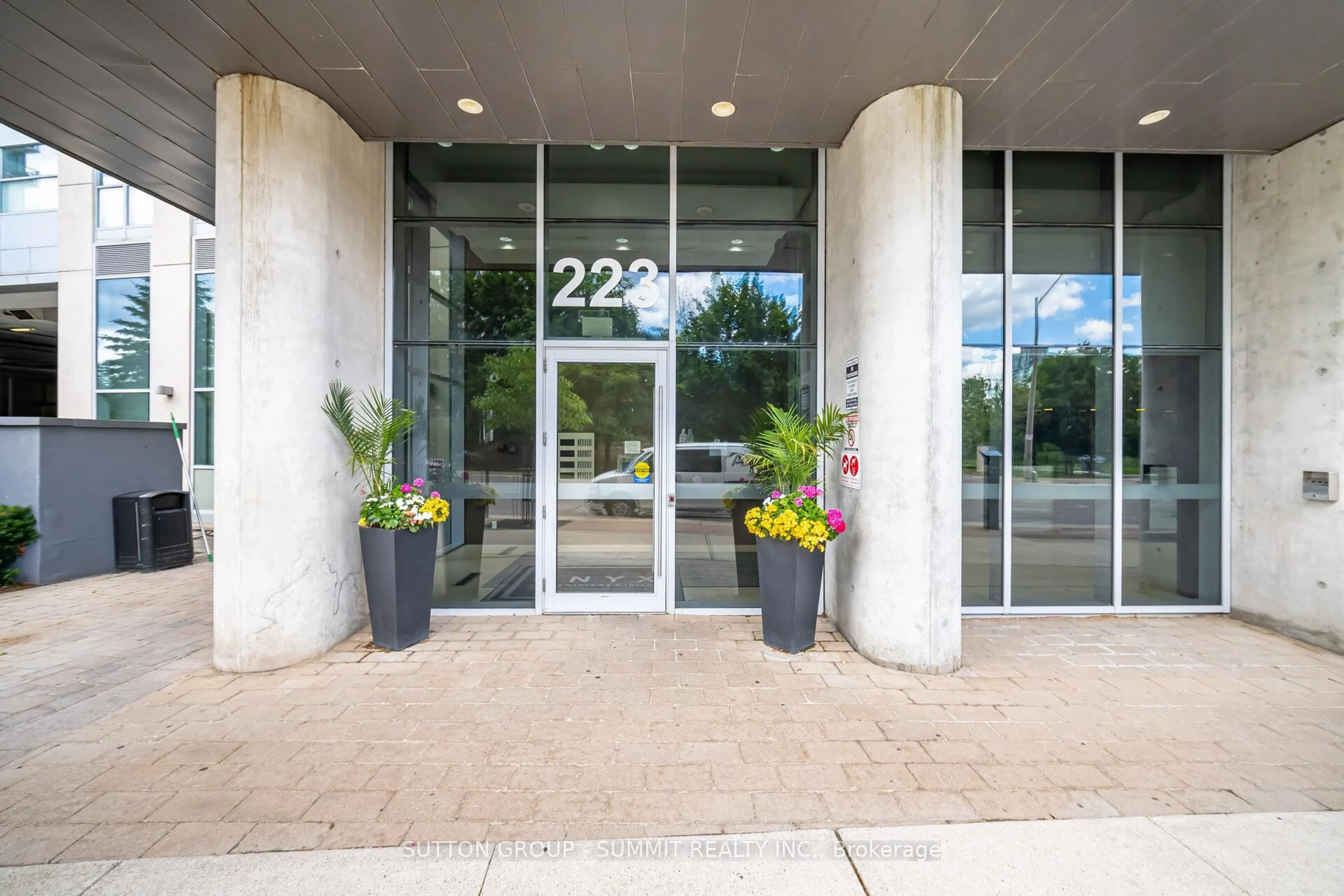 Indoor foyer for 223 WEBB Dr #1705, Mississauga Ontario L5B 0E8