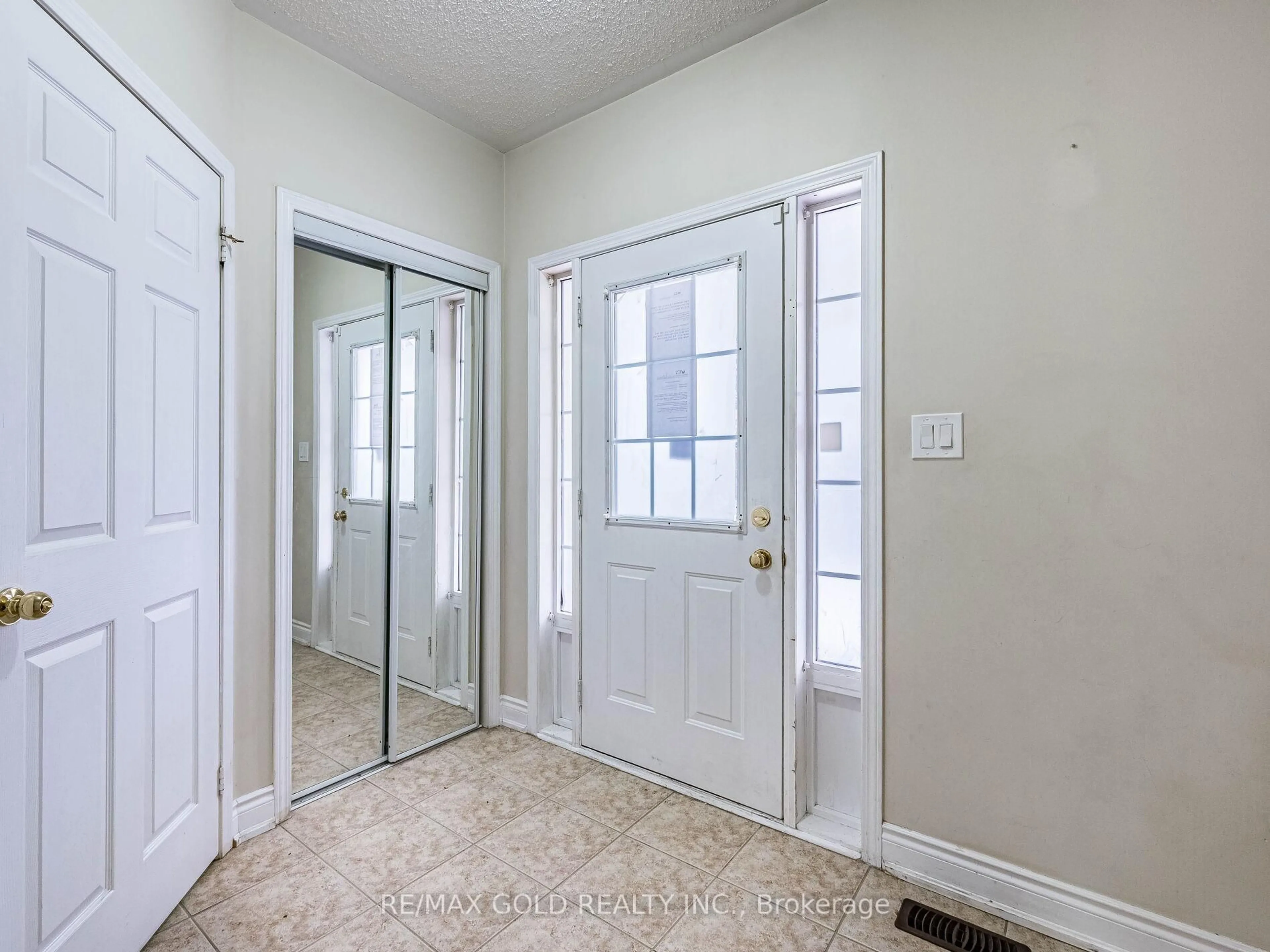 Indoor entryway for 42 Zimmer St, Brampton Ontario L6S 6L9