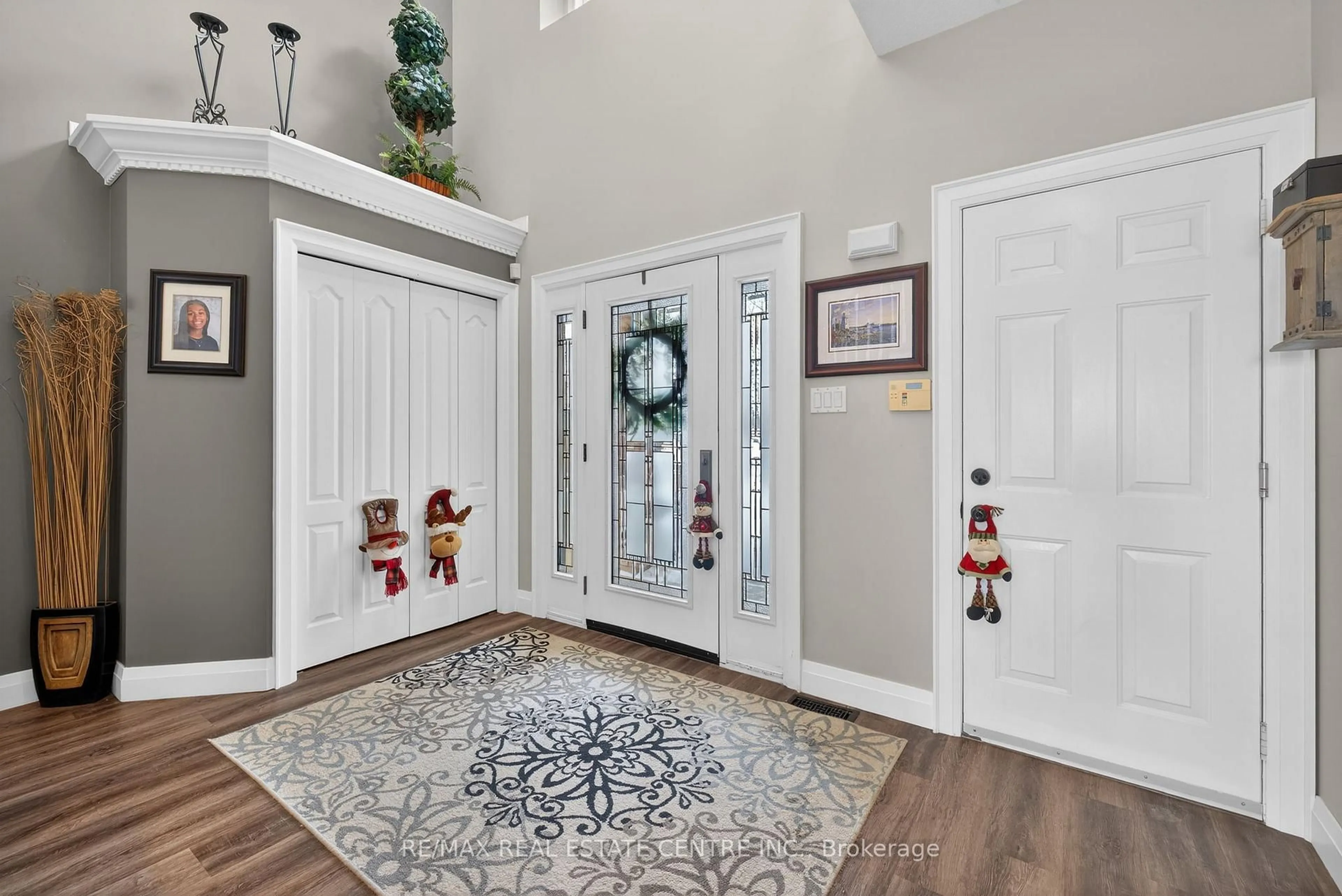 Indoor entryway for 33 Cameron Cres, Orangeville Ontario L9W 5G8