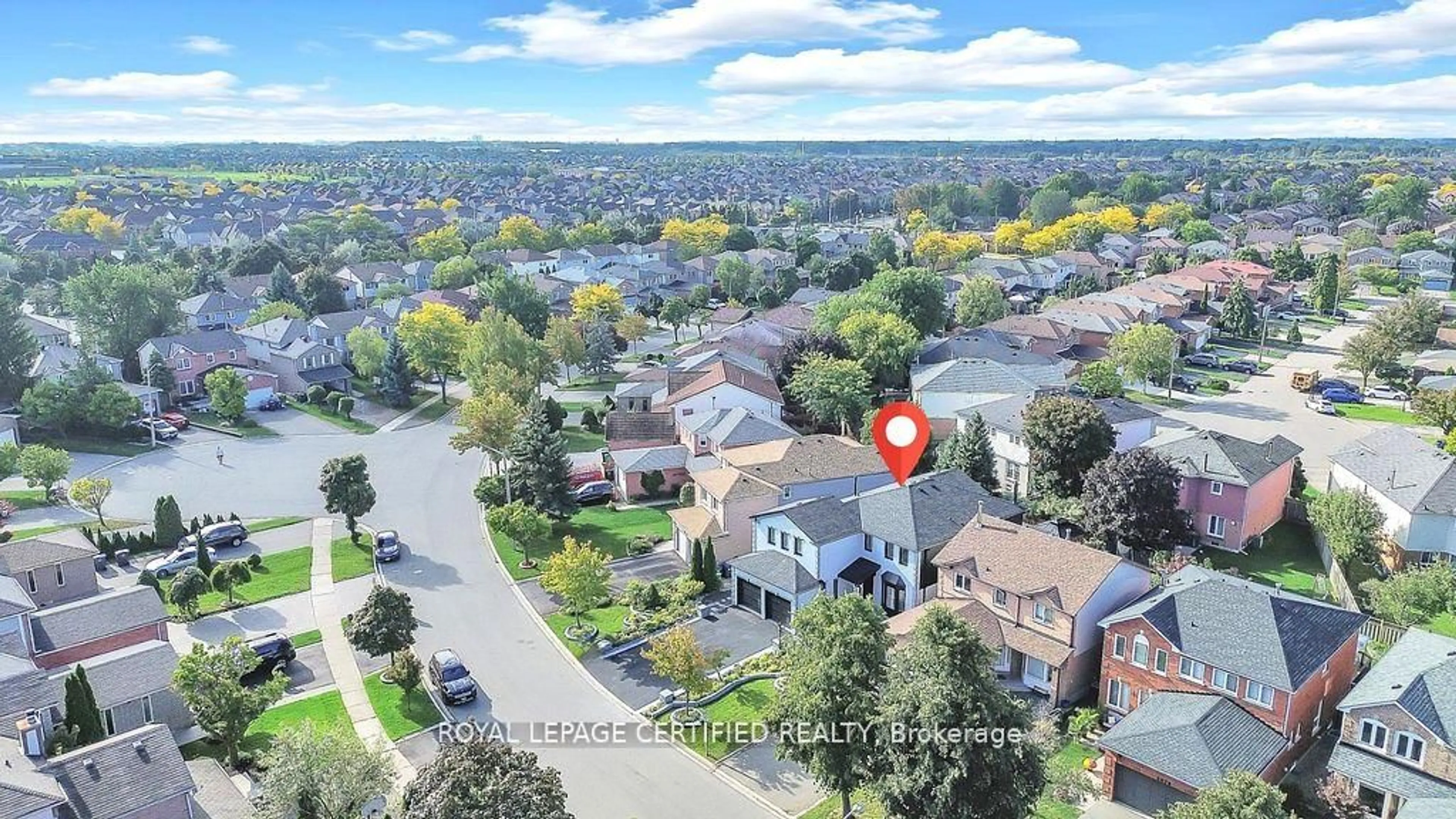 A pic from outside/outdoor area/front of a property/back of a property/a pic from drone, street for 6062 Prairie Circ, Mississauga Ontario L5N 5C5