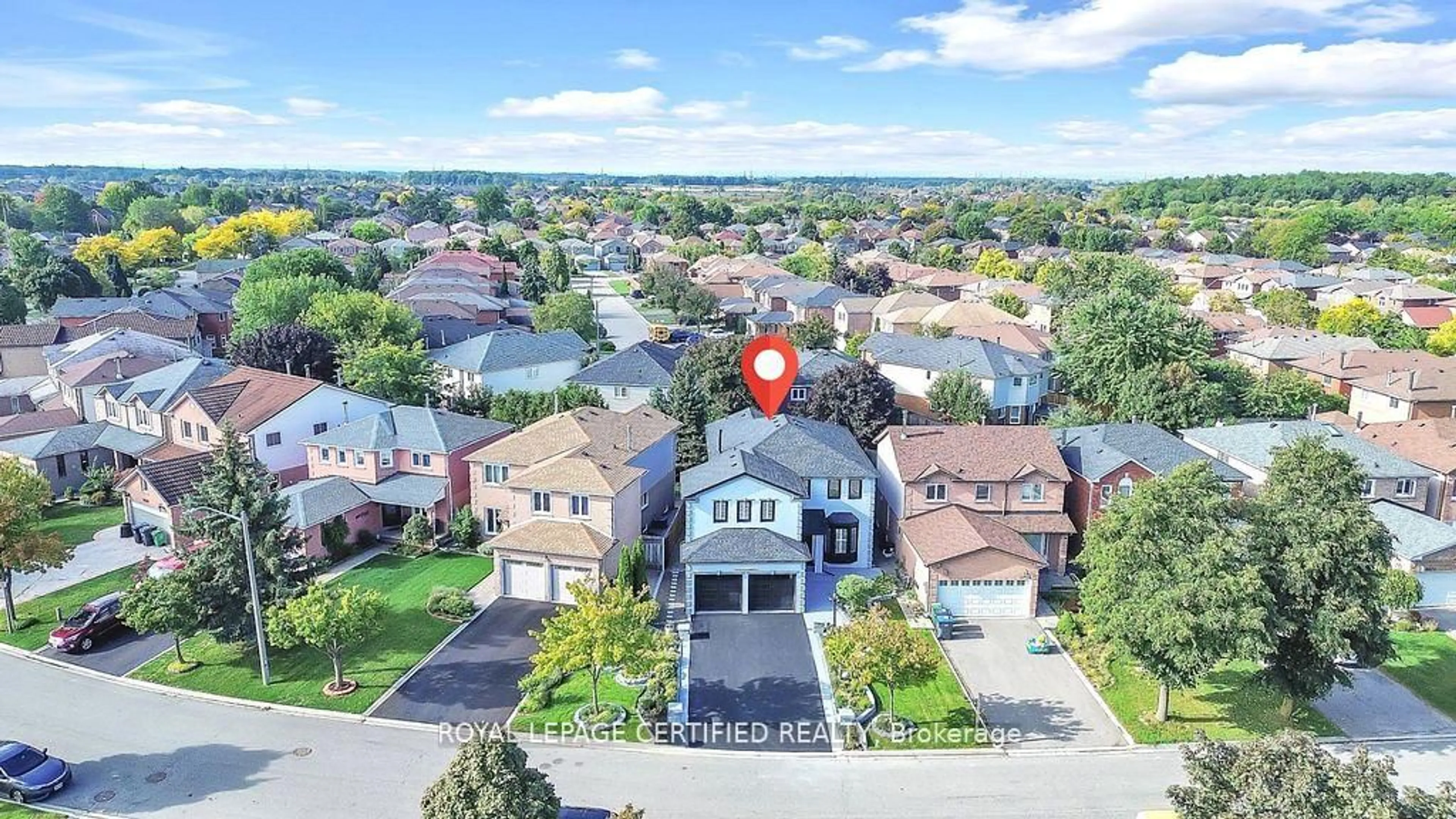 A pic from outside/outdoor area/front of a property/back of a property/a pic from drone, street for 6062 Prairie Circ, Mississauga Ontario L5N 5C5
