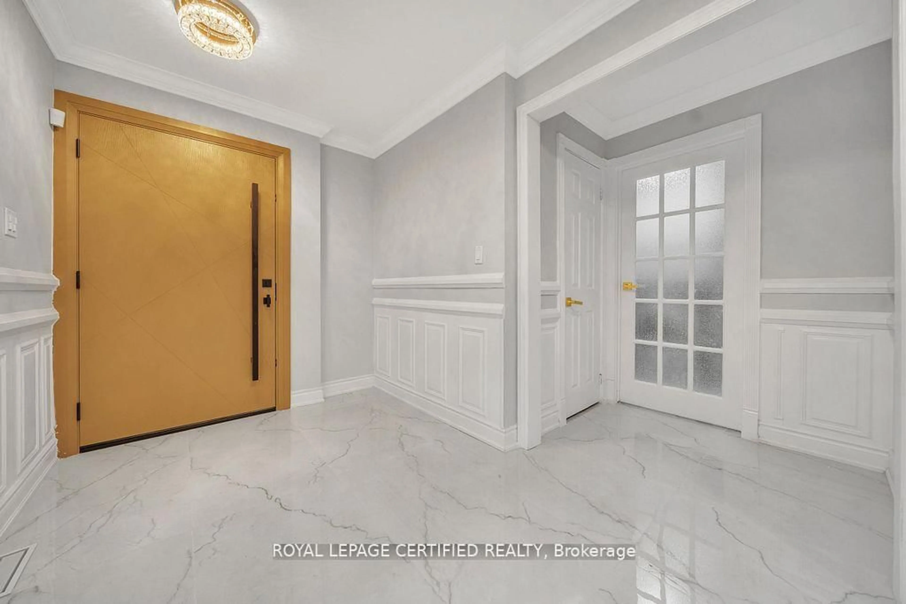 Indoor foyer for 6062 Prairie Circ, Mississauga Ontario L5N 5C5