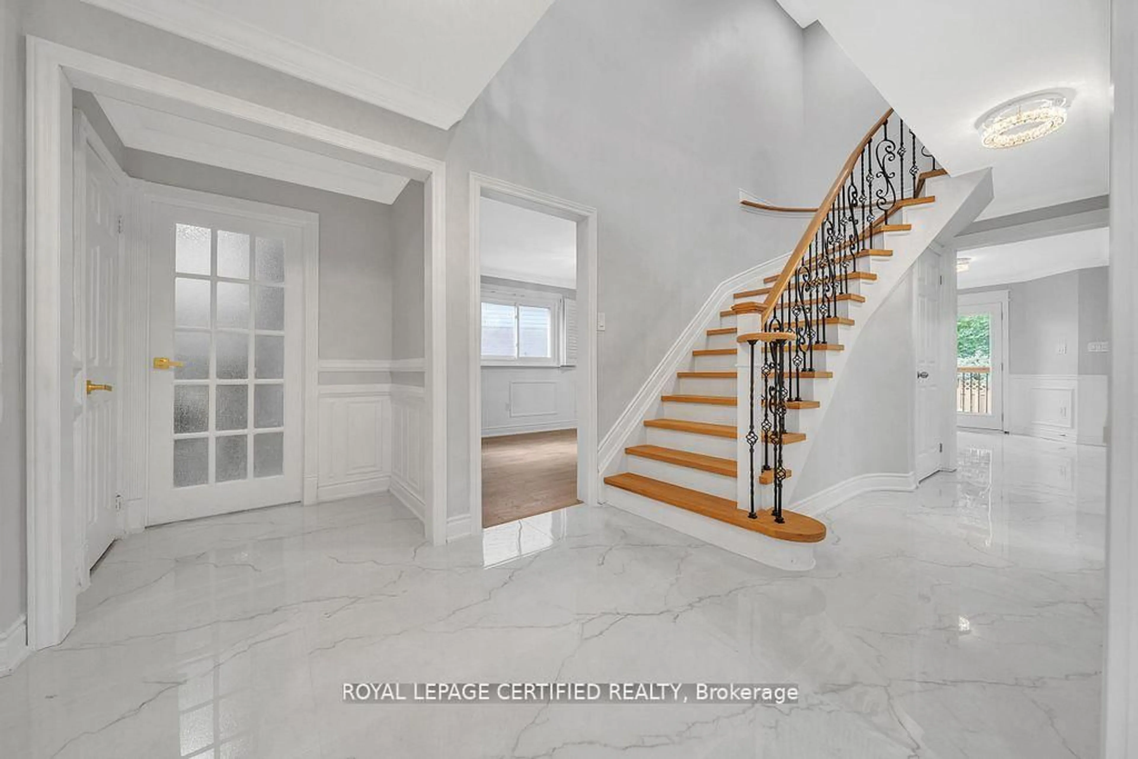 Indoor foyer for 6062 Prairie Circ, Mississauga Ontario L5N 5C5