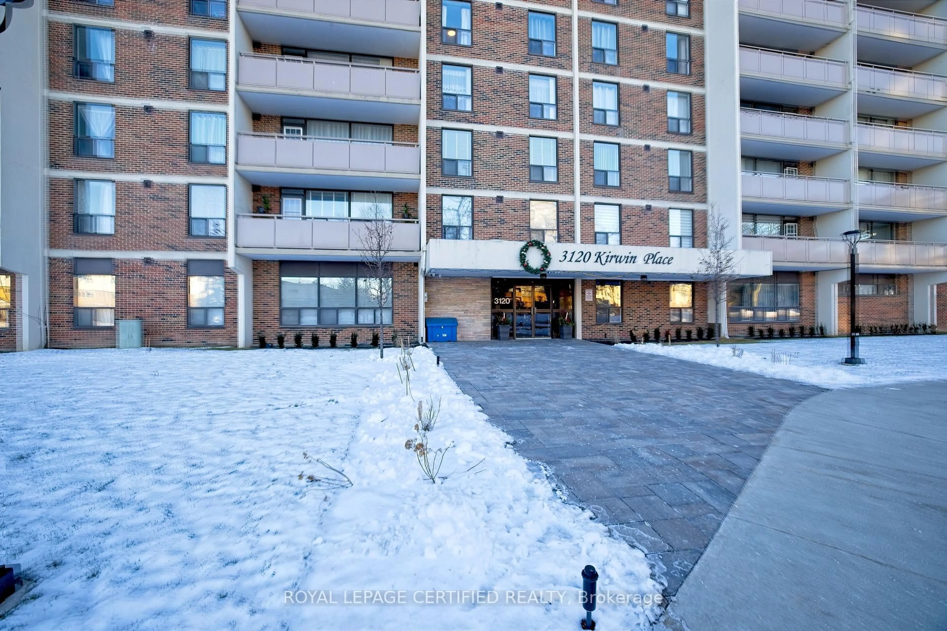 Patio, street for 3120 Kirwin Ave #306, Mississauga Ontario L5A 3R2