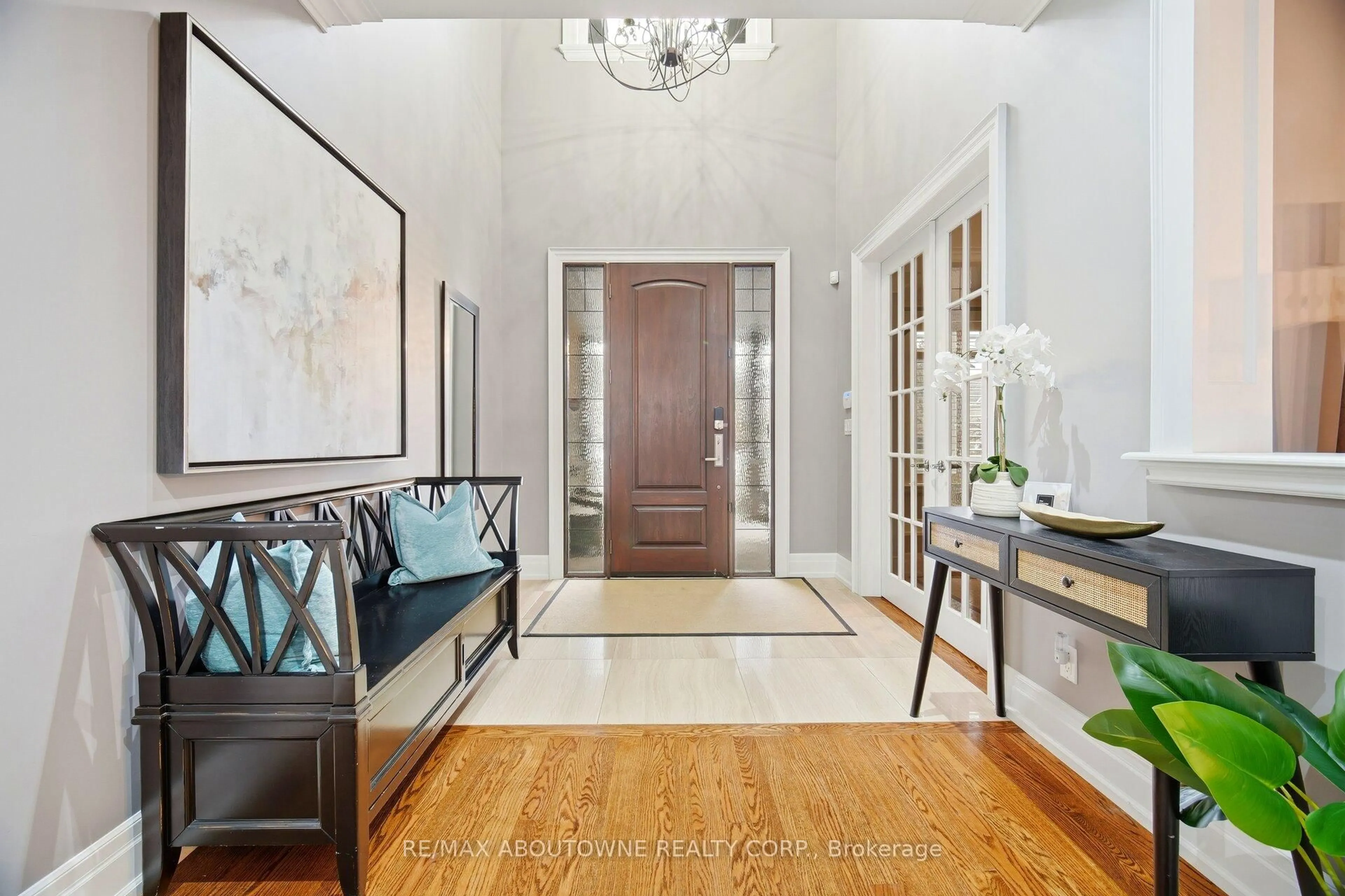 Indoor entryway for 1271 Mineola Gdns, Mississauga Ontario L5G 3Y5