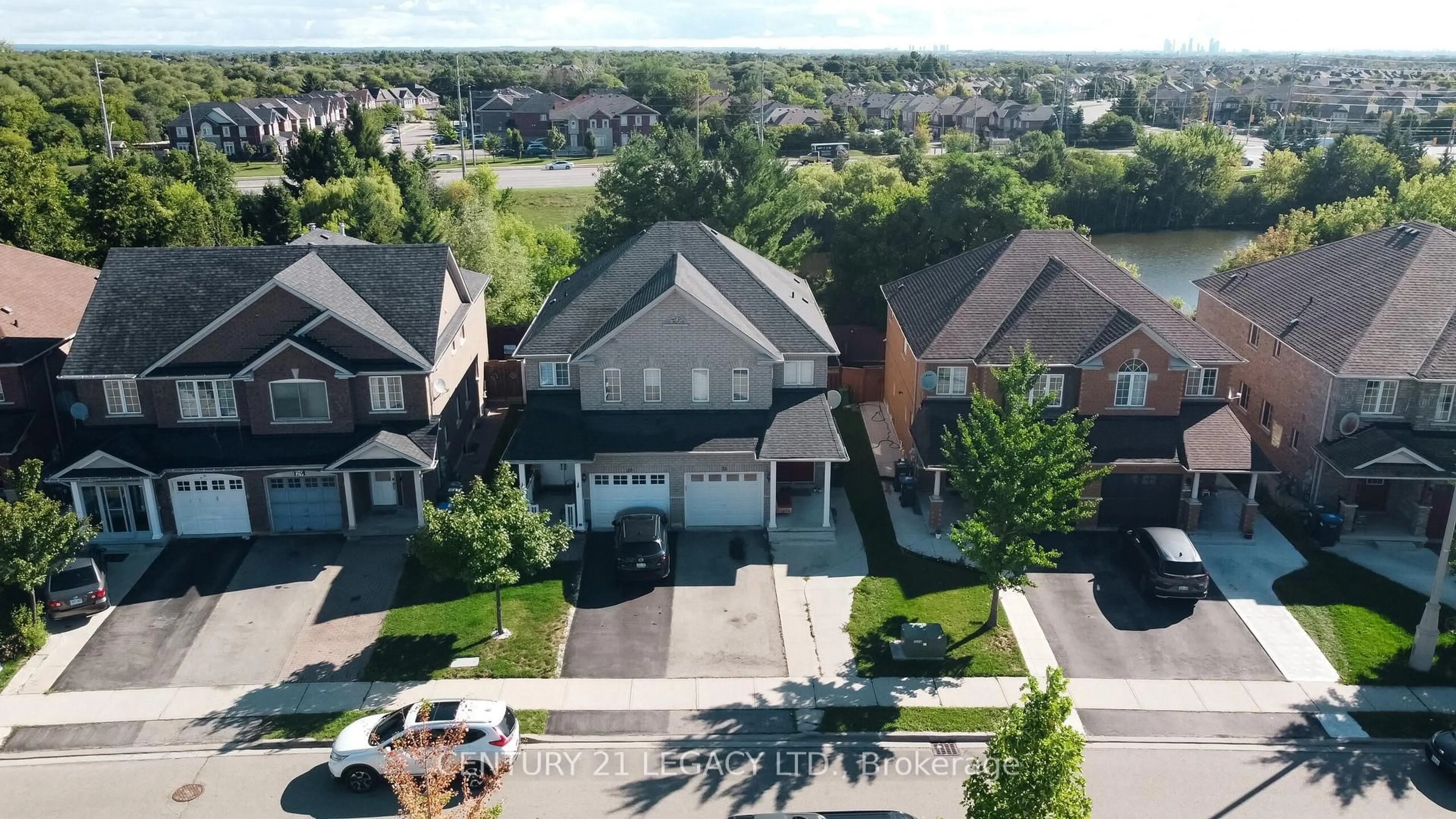 A pic from outside/outdoor area/front of a property/back of a property/a pic from drone, street for 25 Revelstoke Pl, Brampton Ontario L6R 3G3