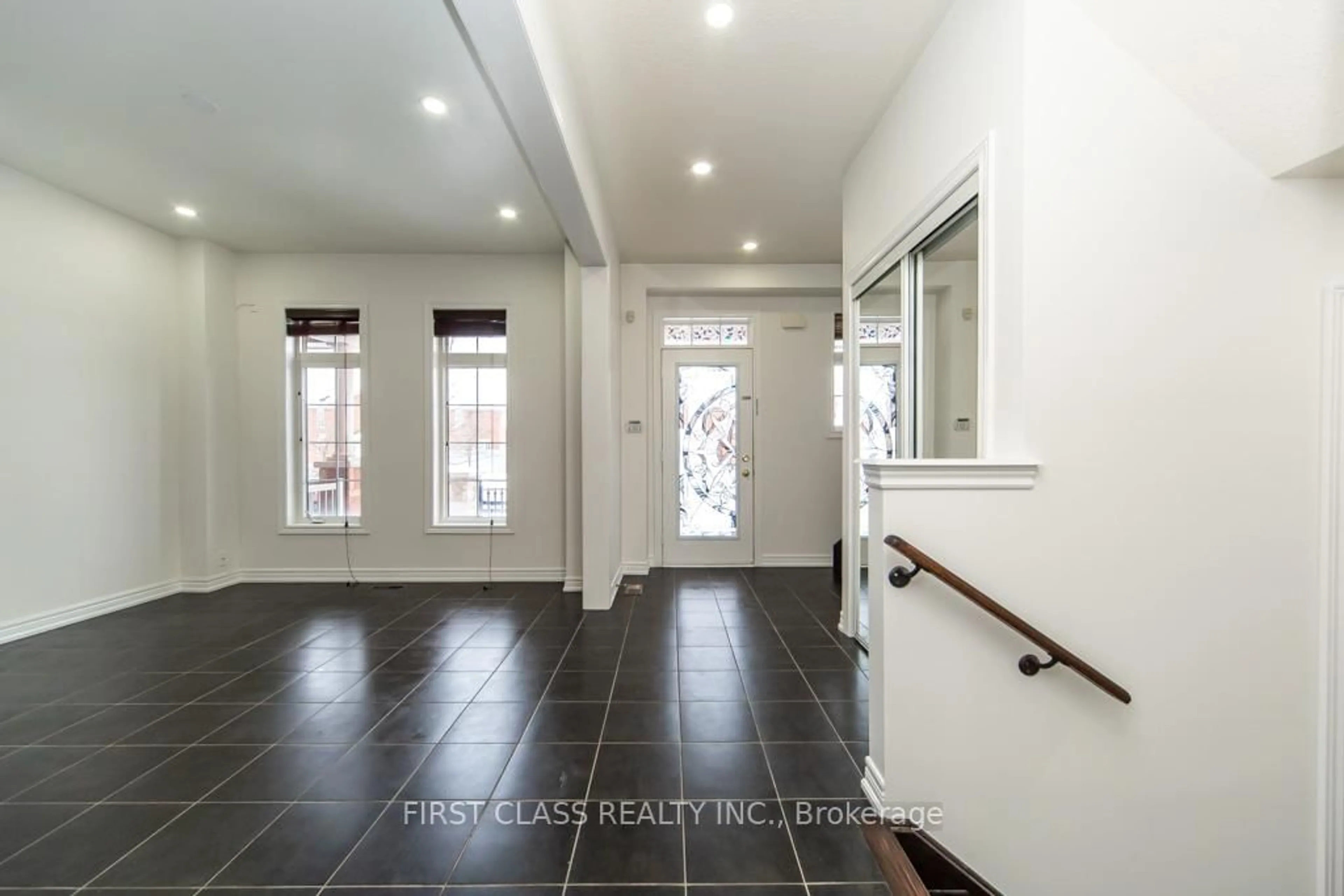 Indoor entryway for 5355 Tenth Line, Mississauga Ontario L5M 0V8