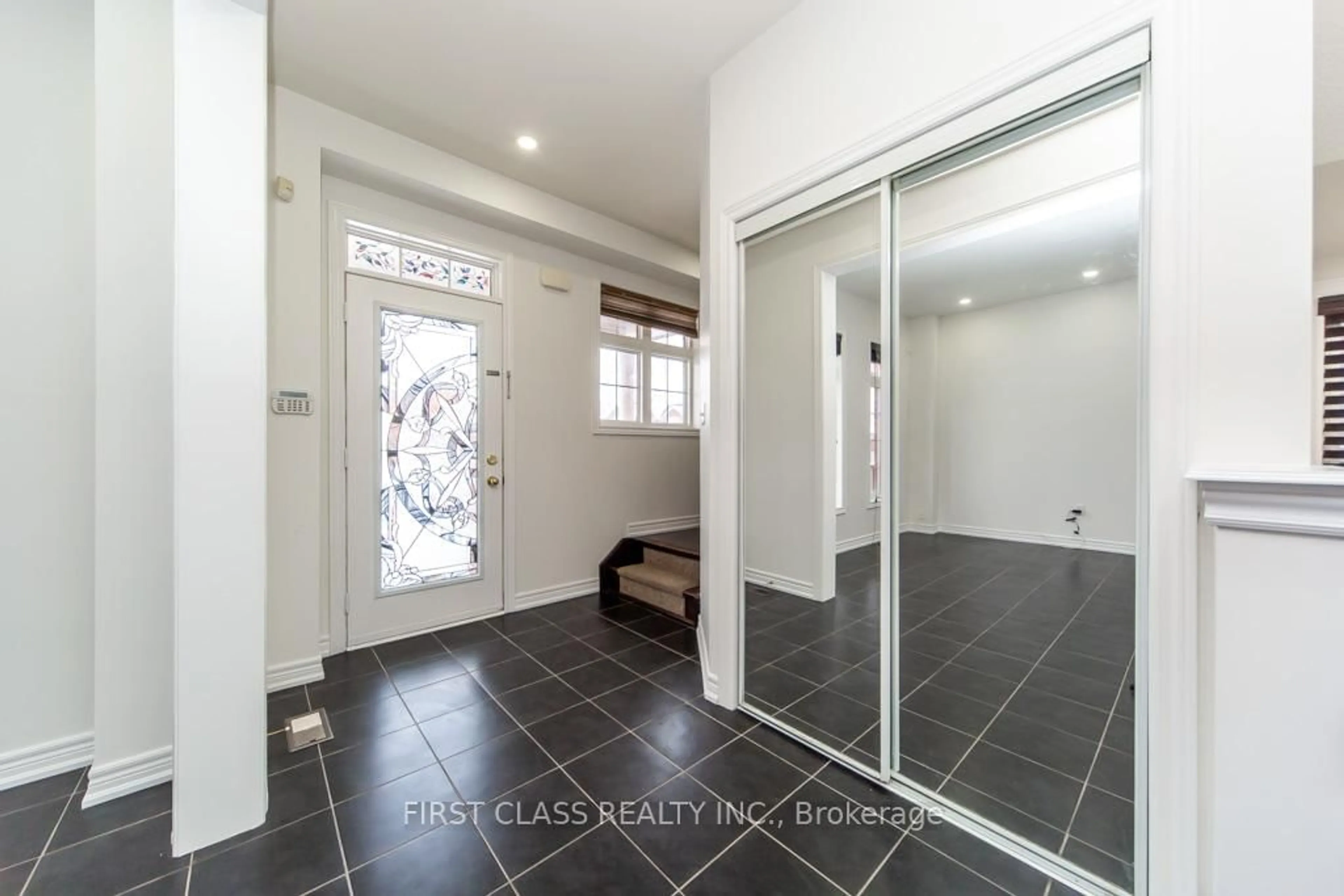 Indoor entryway for 5355 Tenth Line, Mississauga Ontario L5M 0V8