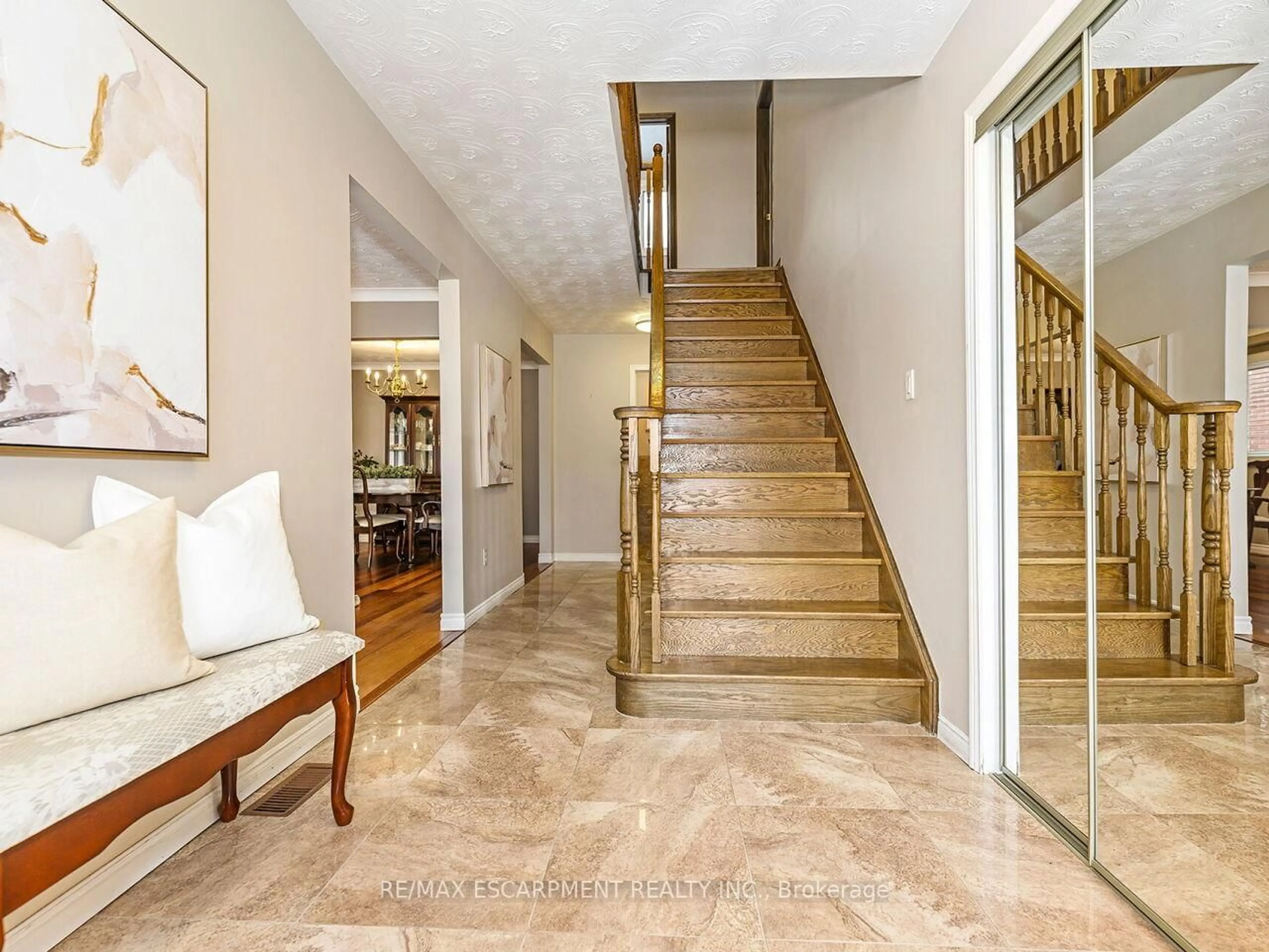 Indoor entryway for 2137 Cleaver Ave, Burlington Ontario L7M 3R1