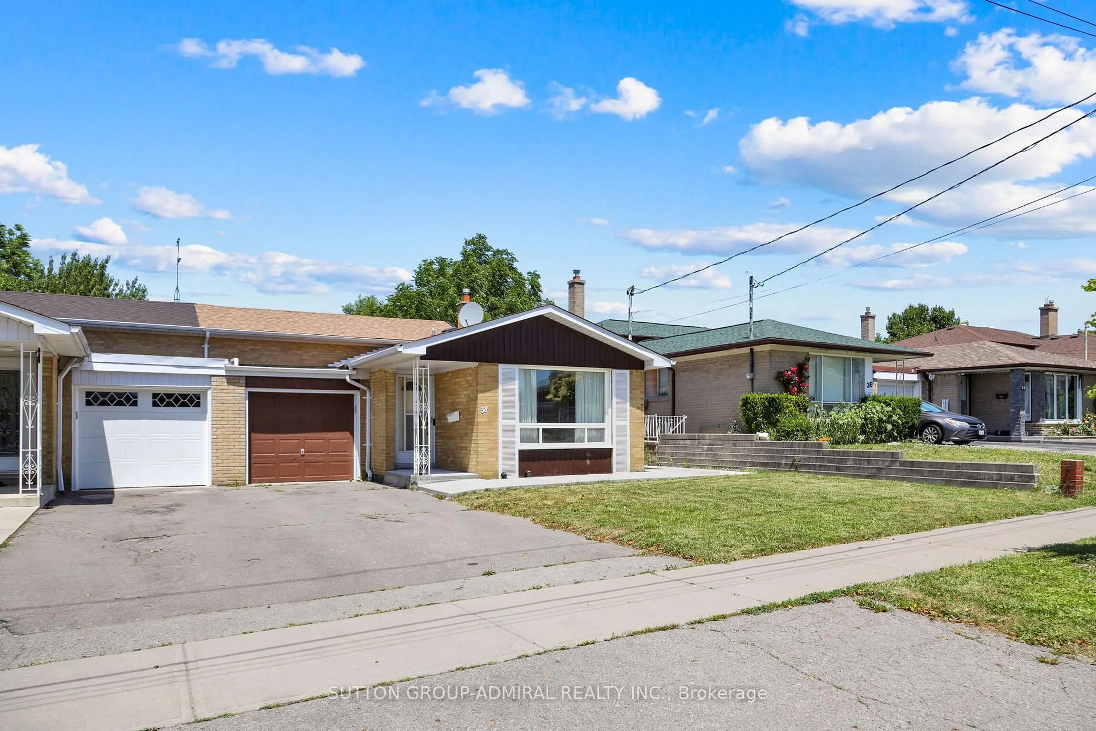 A pic from outside/outdoor area/front of a property/back of a property/a pic from drone, street for 38 Frankton Cres, Toronto Ontario M3J 1C1