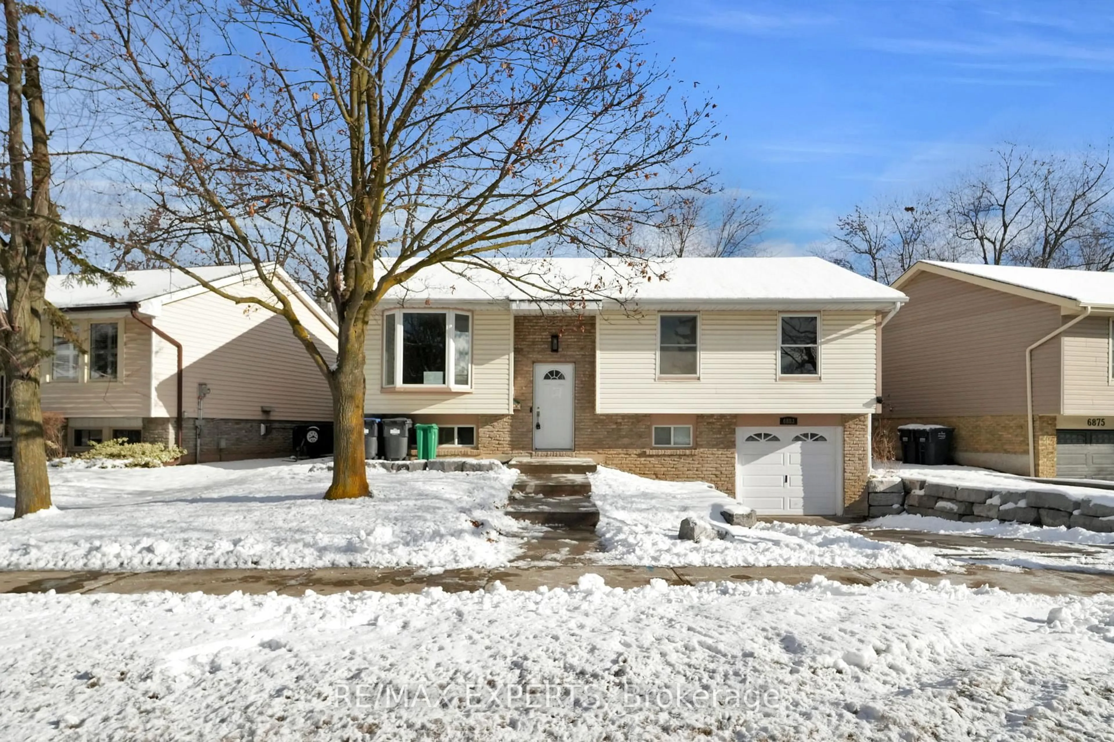 Home with vinyl exterior material, street for 6883 Shelter Bay Rd, Mississauga Ontario L5N 1T8