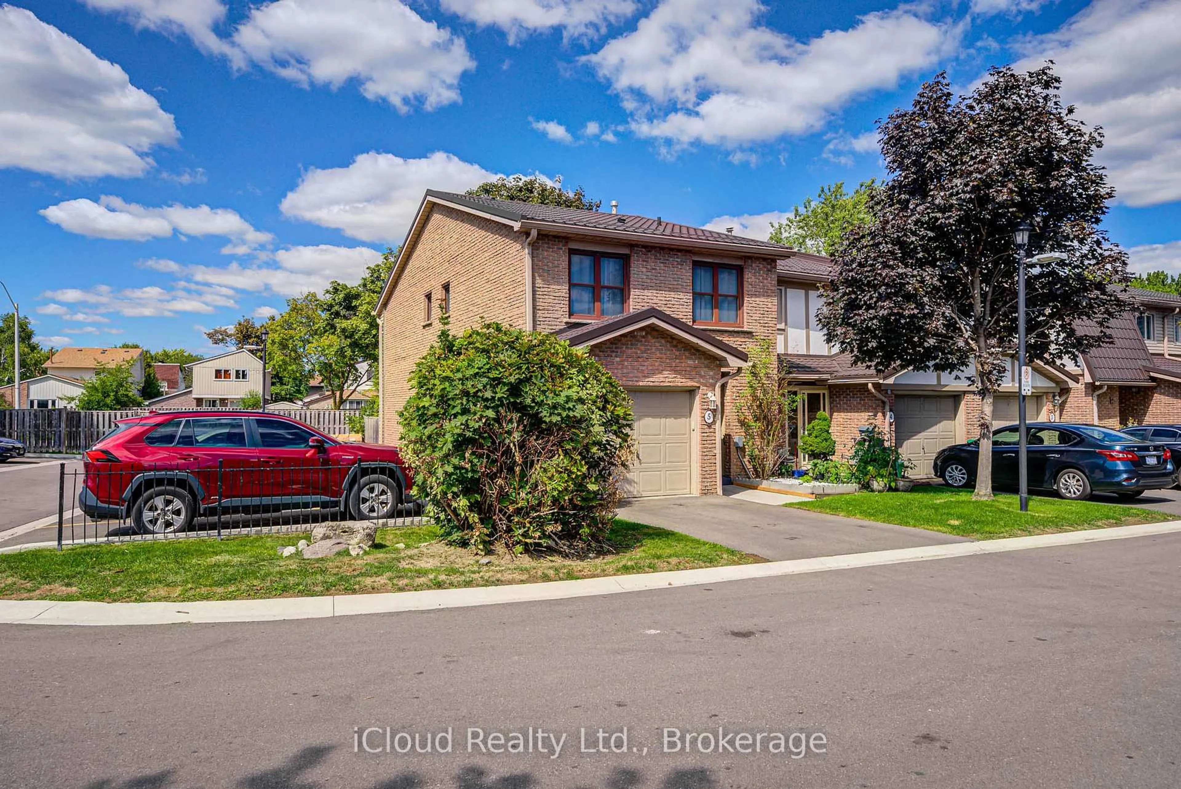 A pic from outside/outdoor area/front of a property/back of a property/a pic from drone, street for 5 Gloucester Pl, Brampton Ontario L6S 2E5