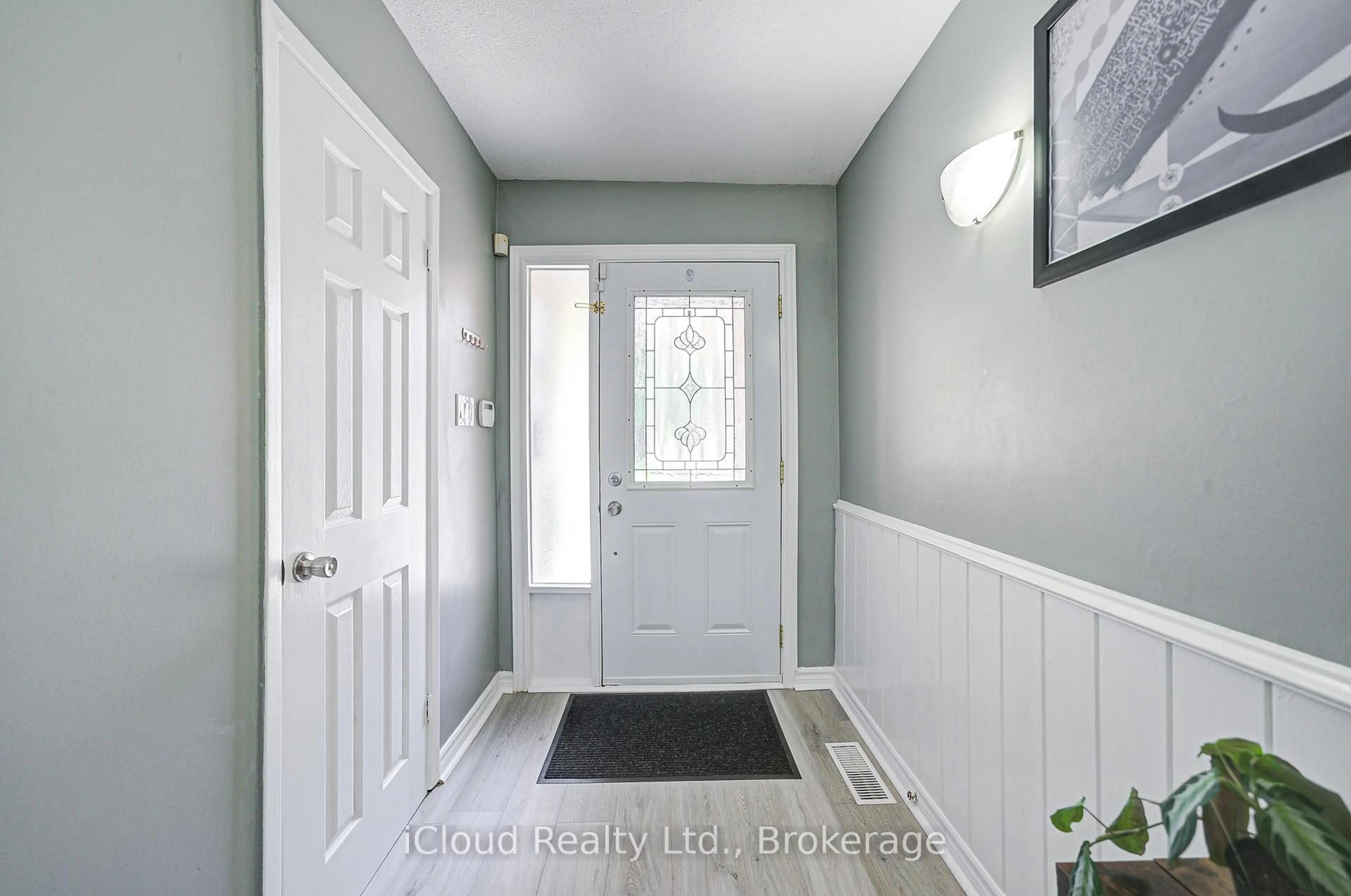 Indoor entryway for 5 Gloucester Pl, Brampton Ontario L6S 2E5