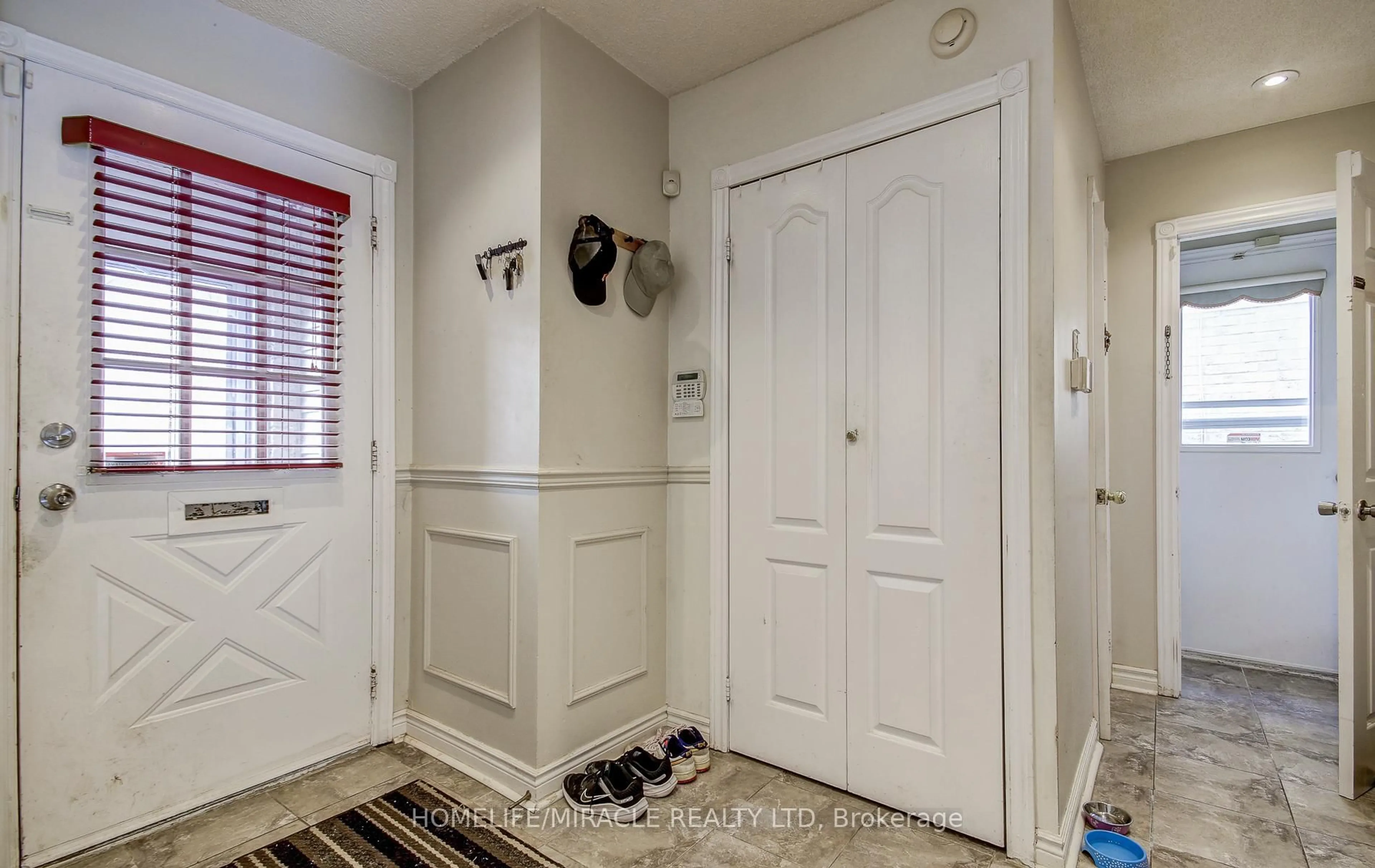 Indoor entryway for 3124 Patrick Cres, Mississauga Ontario L5N 3G5